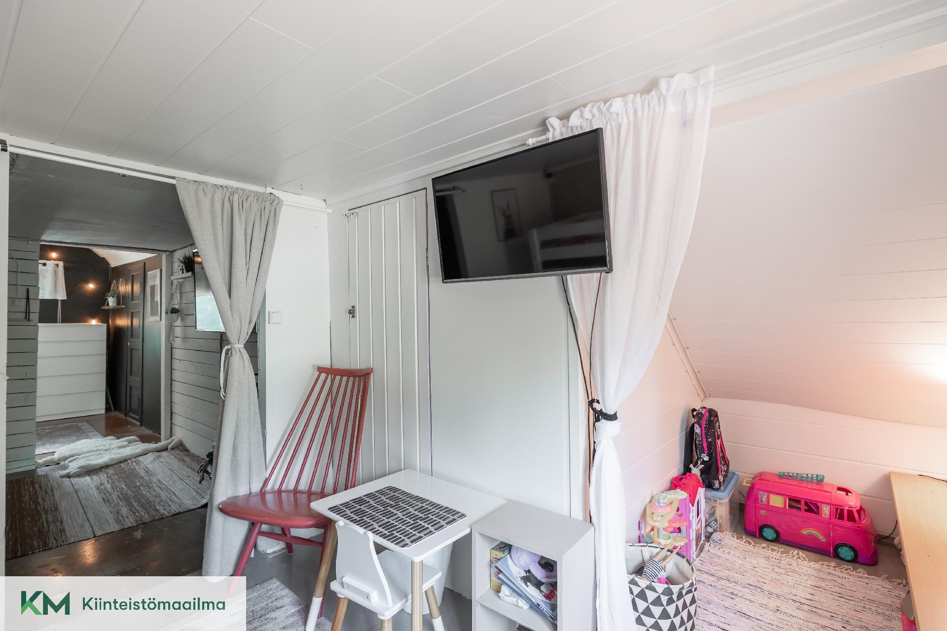 Yläkerran makuuhuone.