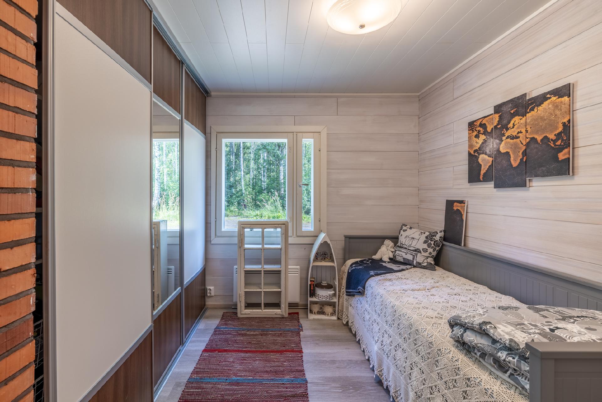 Toisessa makuuhuoneessa tilava liukuovikaapisto