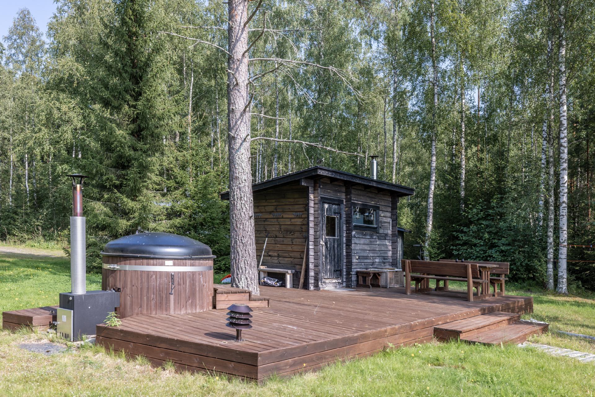 Saunan tilavalla terassilla myös palju