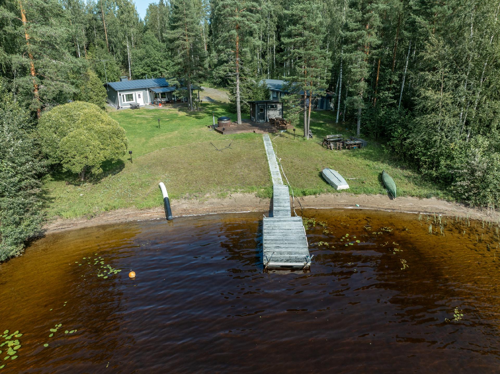 Matalaan hiekkarantaan ruopattu syvempi väylä veneelle