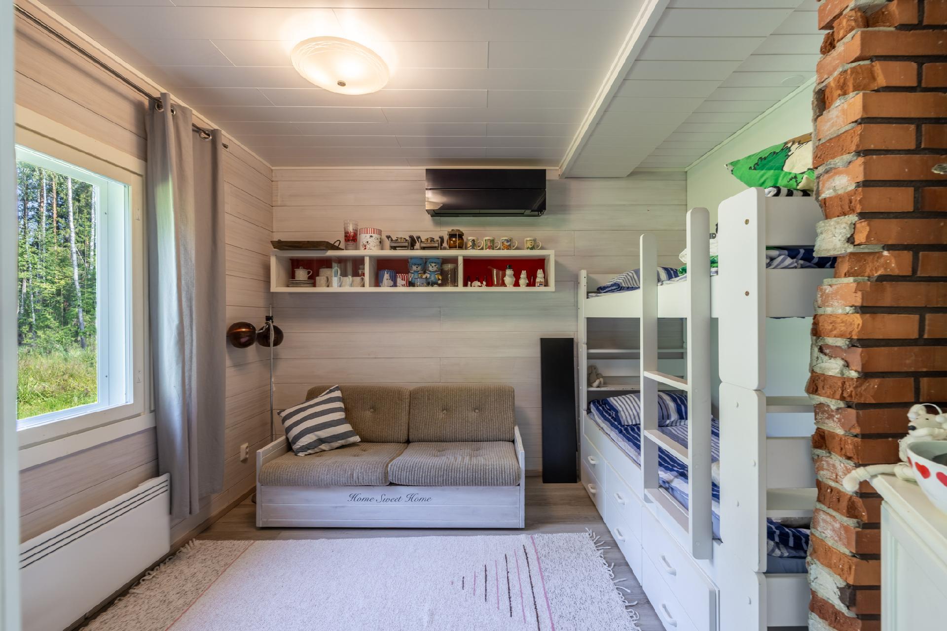 Tässä makuuhuoneessa ilmalämpöpumppu