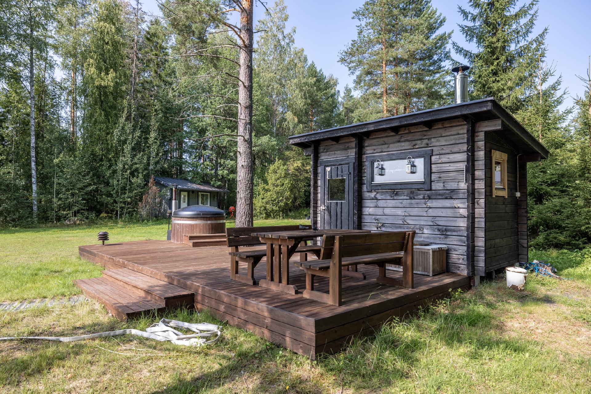 Päärakennuksessa on sauna, mutta pihapiiristä löytyy myös tämä puulämmitteinen versio