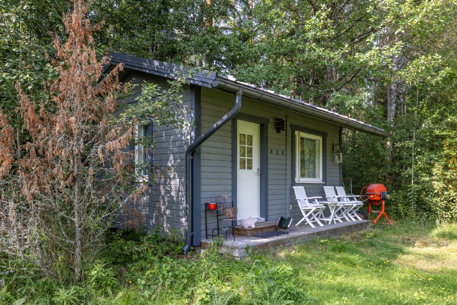 Pihapiiristä löytyy myös uusi, sähköistetty piha-aitta