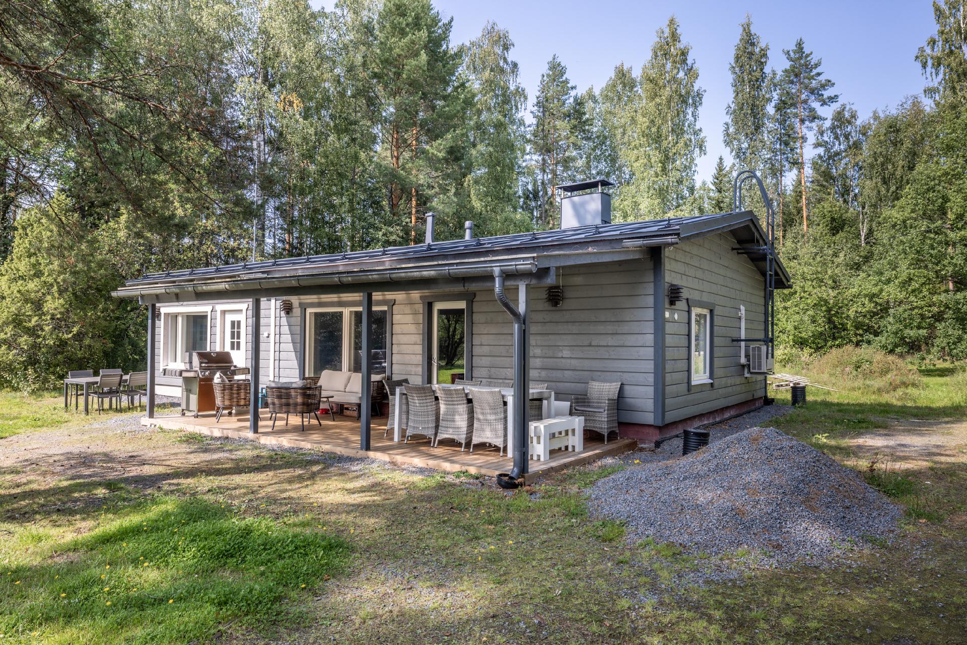 Talo on salaojiettu kauttaaltaan