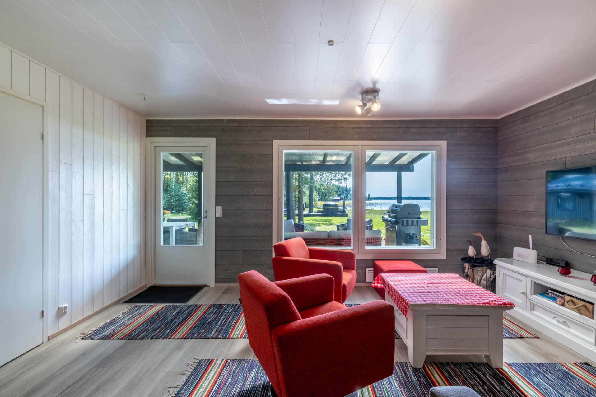 Olohuoneen isoista ikkunoista näkee hyvin