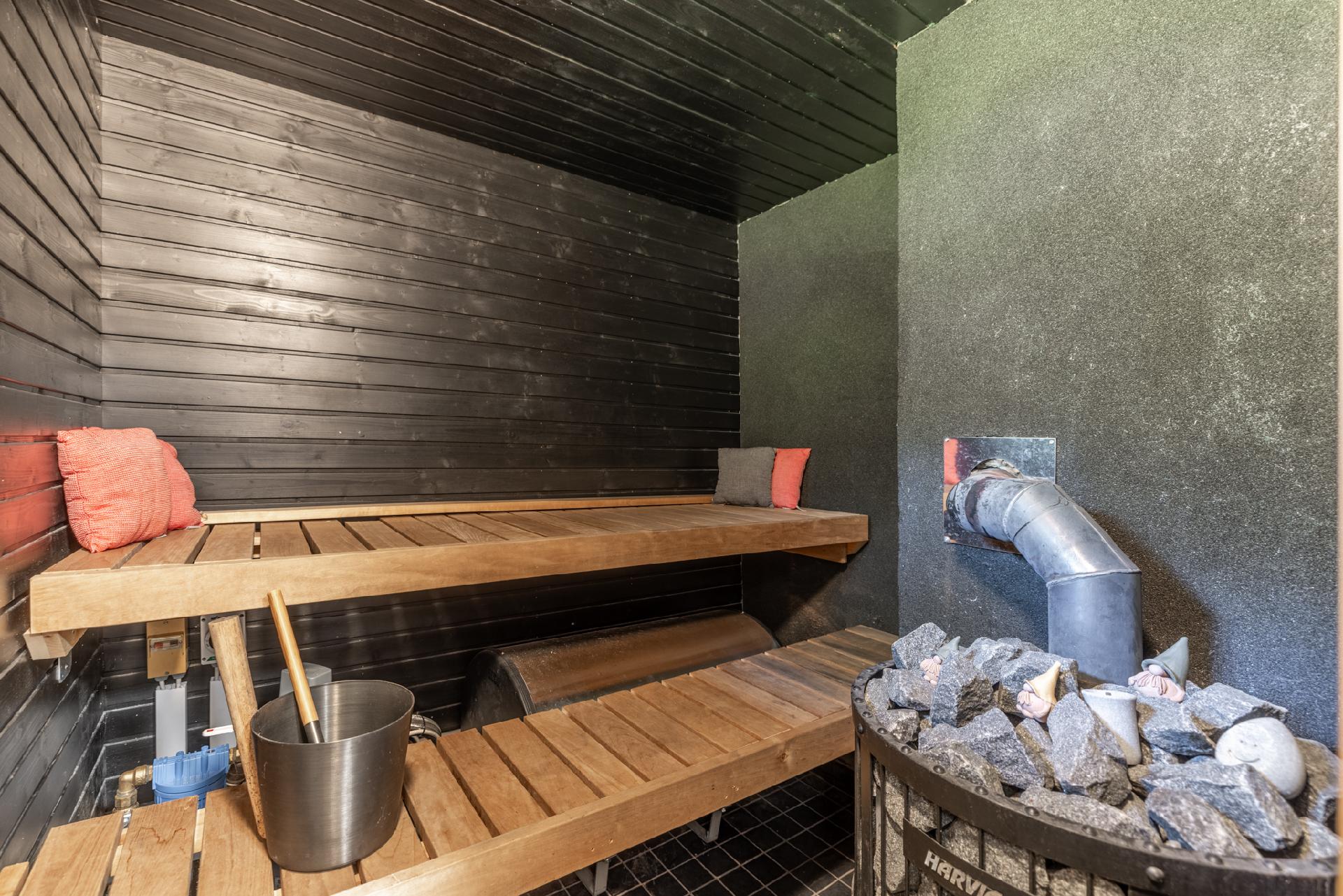 Päärakennuksen saunaa