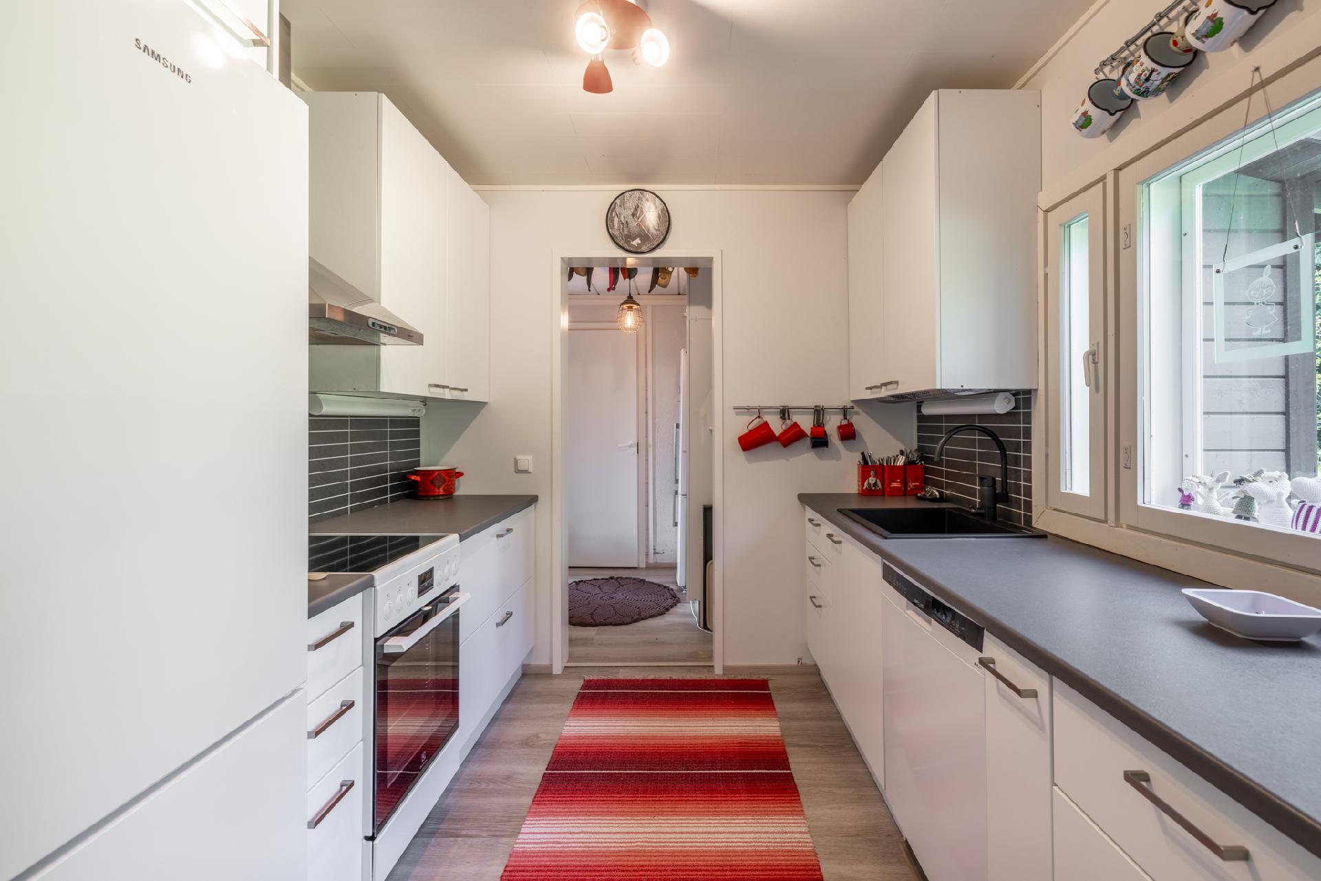 Keittiö uusittu kauttaaltaan