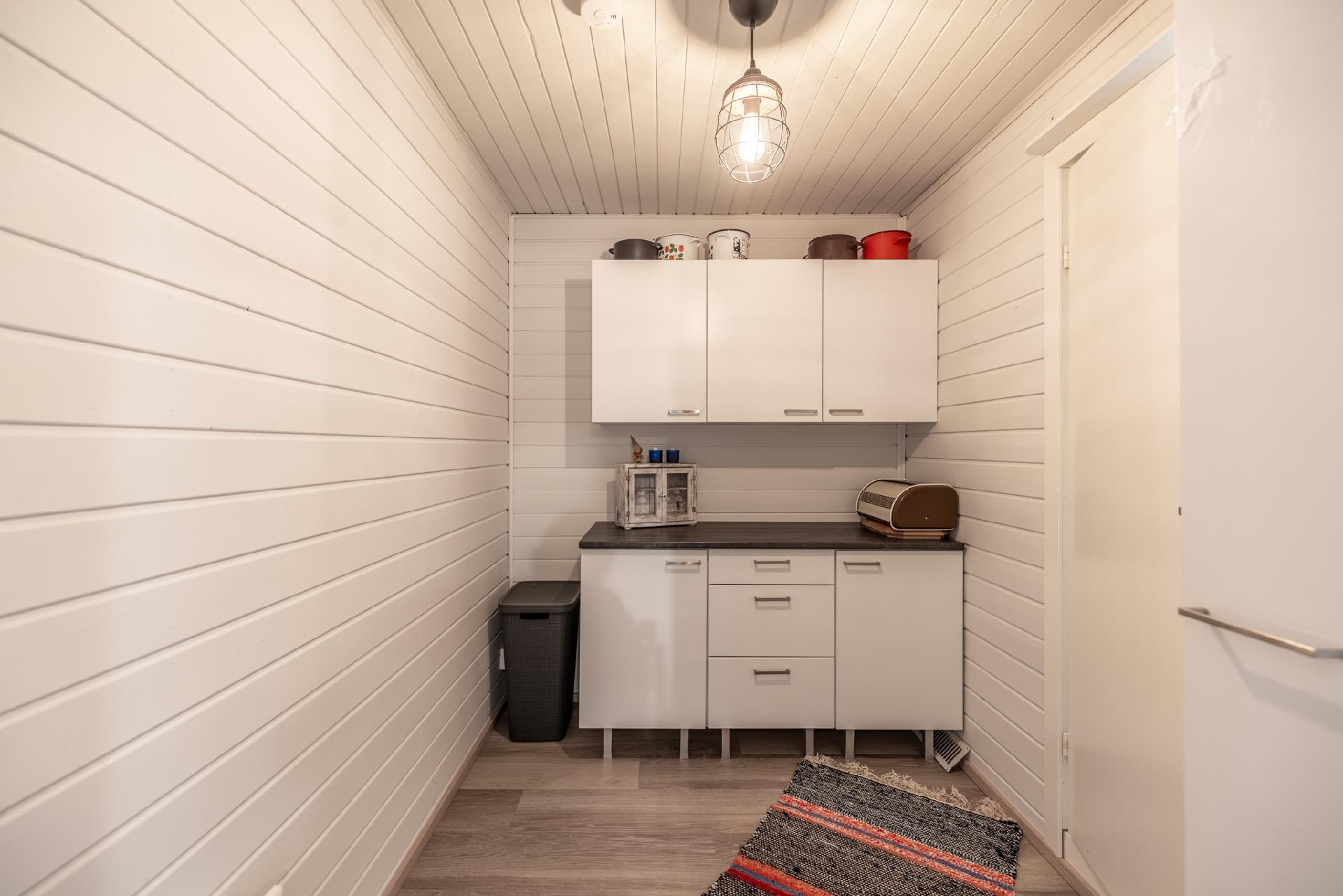 Entinen takkahuone muutettu kodinhoitotilaksi