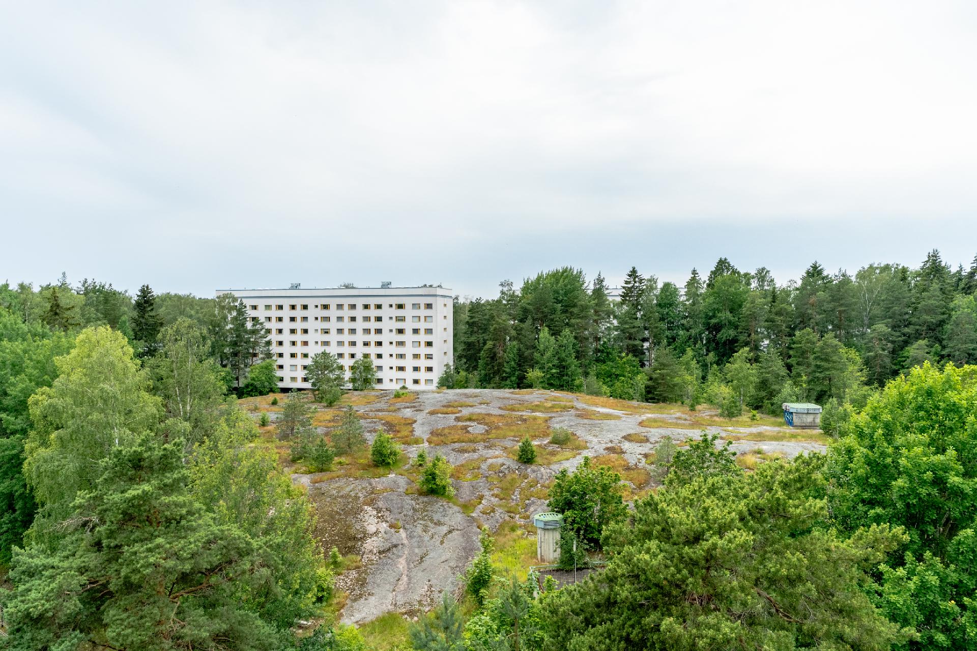 Ikkuna- ja parvekenäkymiä.