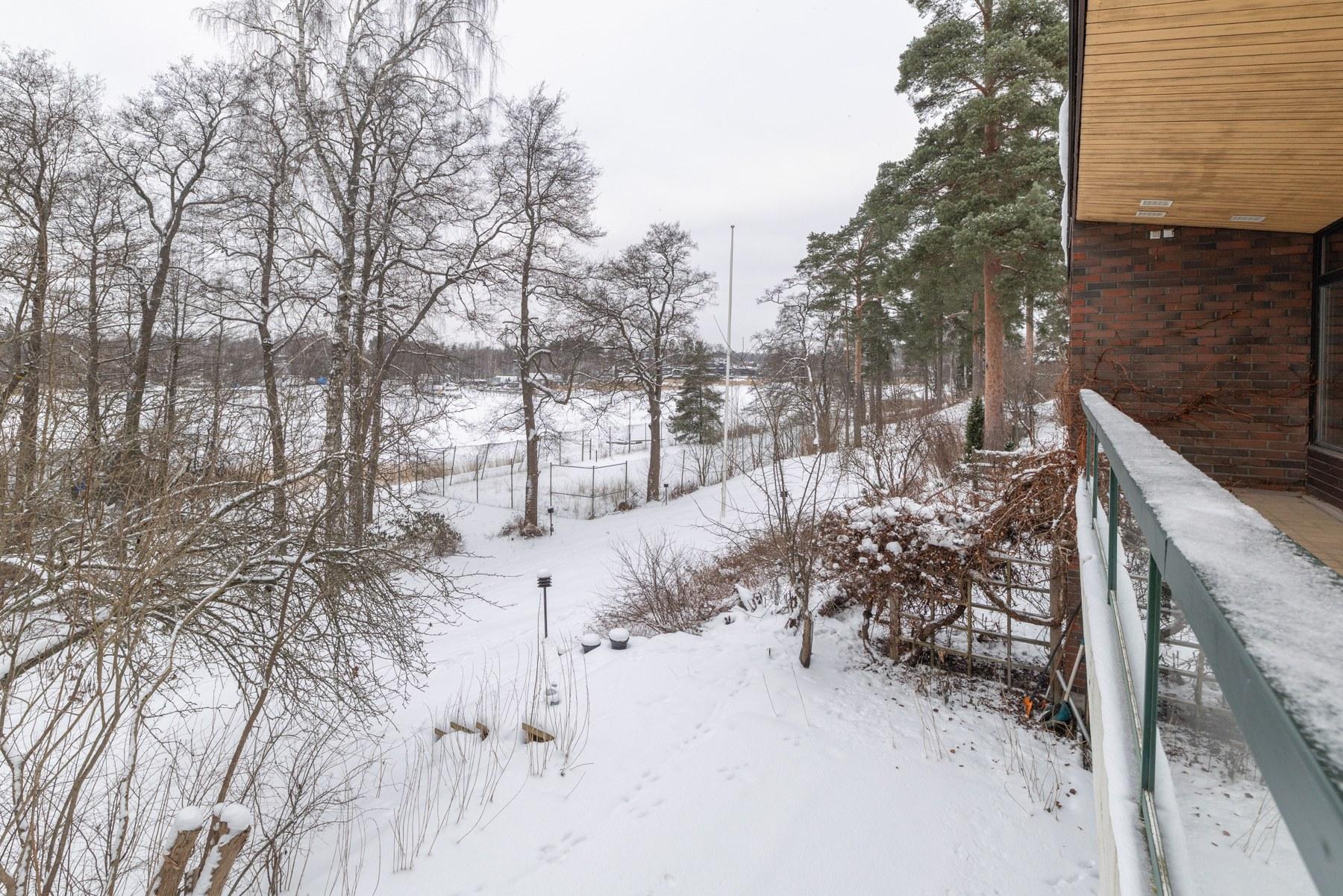 Näkymä merelle isolta parvekkeelta