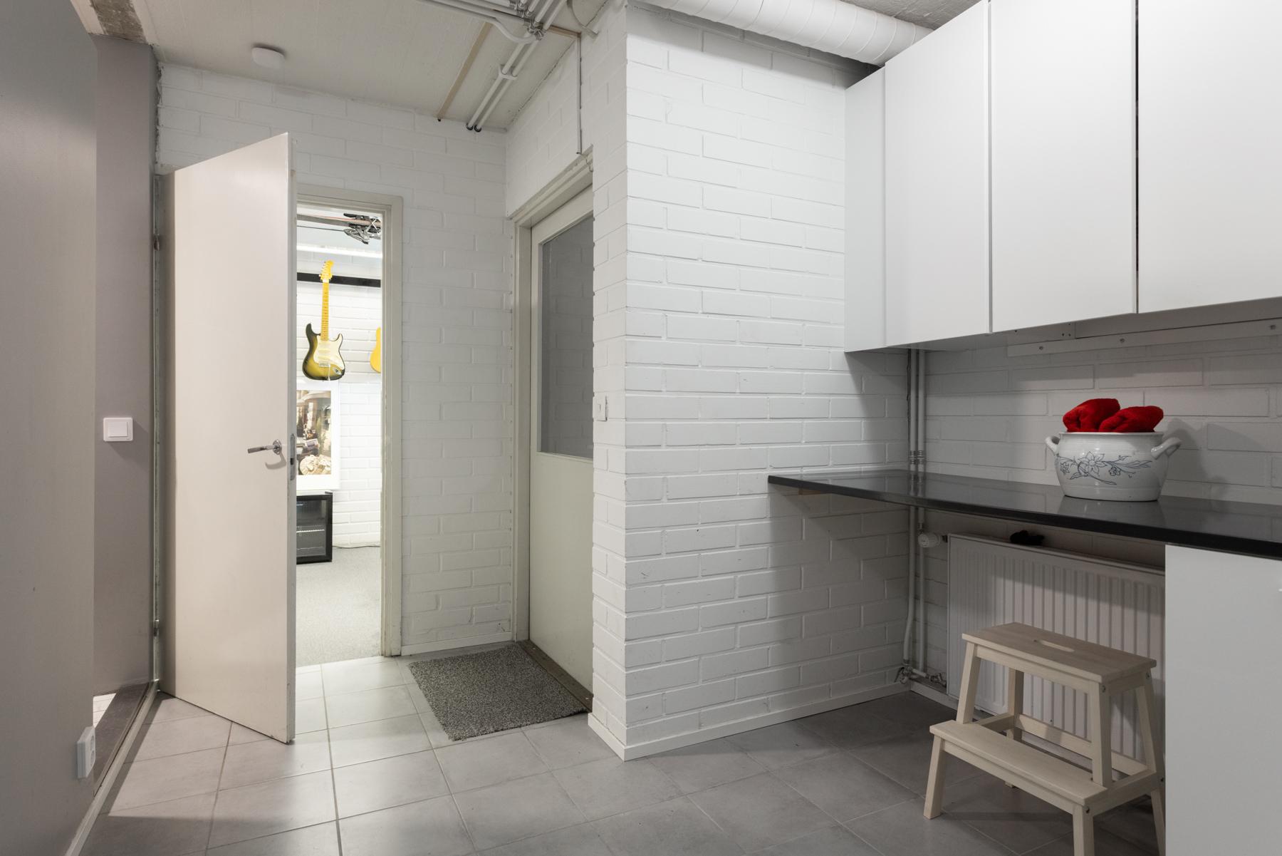 Ak: Kodinhoitotilaa - erillinen sisäänkäynti