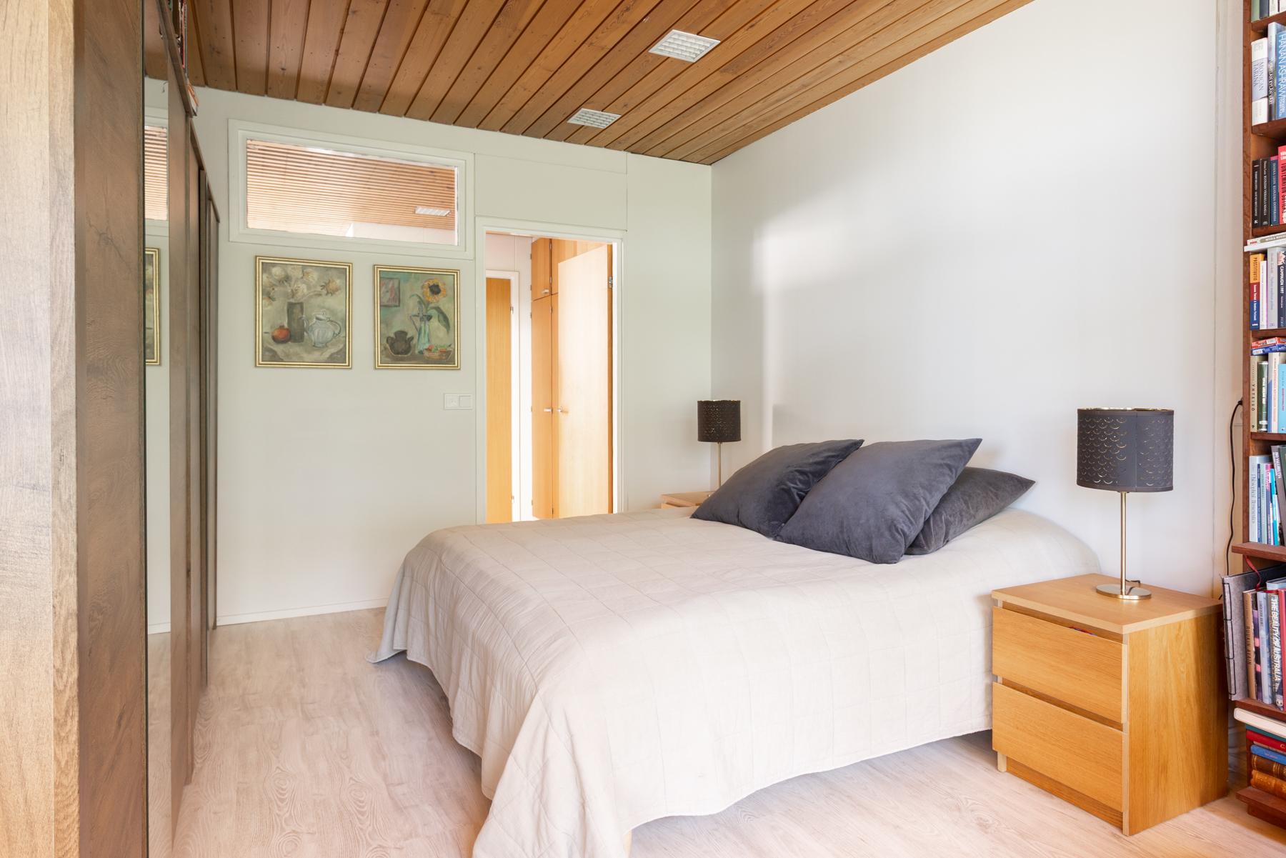 Makuuhuone no1. - yksi seinä liukuovikaapistoa