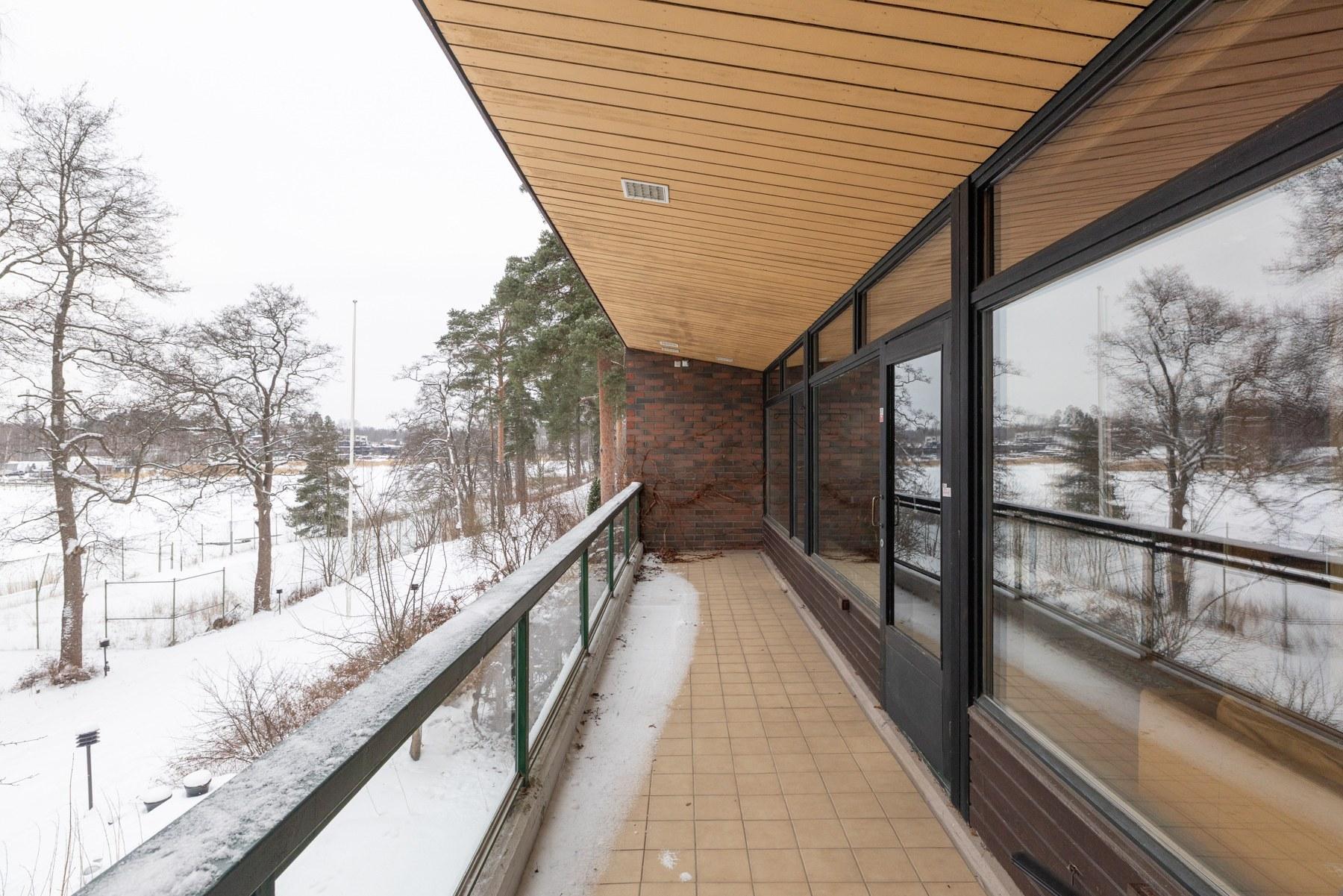 Iso parveke merelle päin