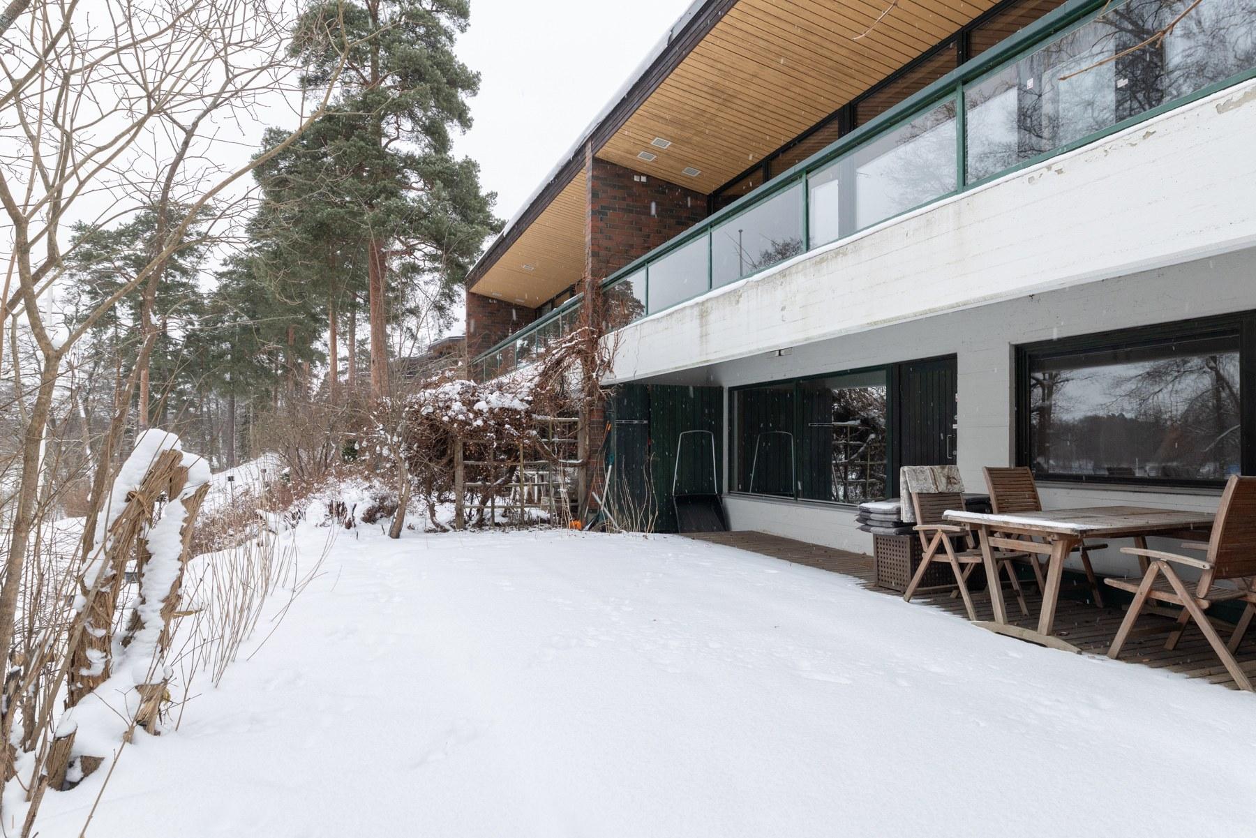 Takapihan patio on merelle päin - yhdessäoloon ja rentoutumiseen