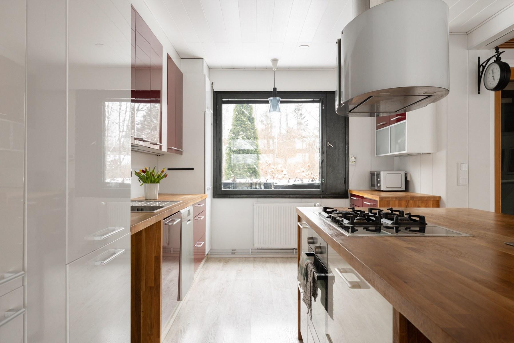 Avokeittiön kaapistoja - iso saareke, jossa sekä kaasu- että induktioliesi