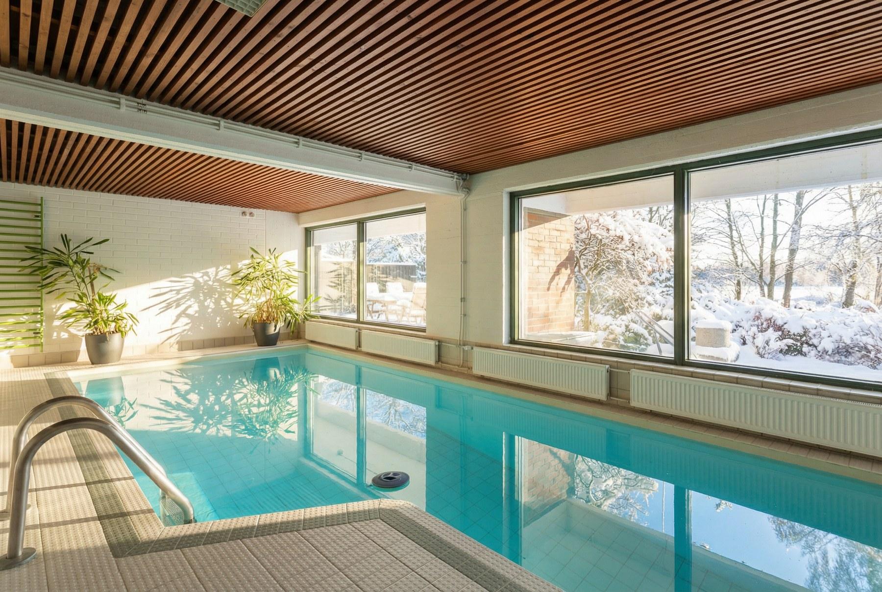 Huoneistojen A ja B yhteiskäytössä oleva uima-allastila