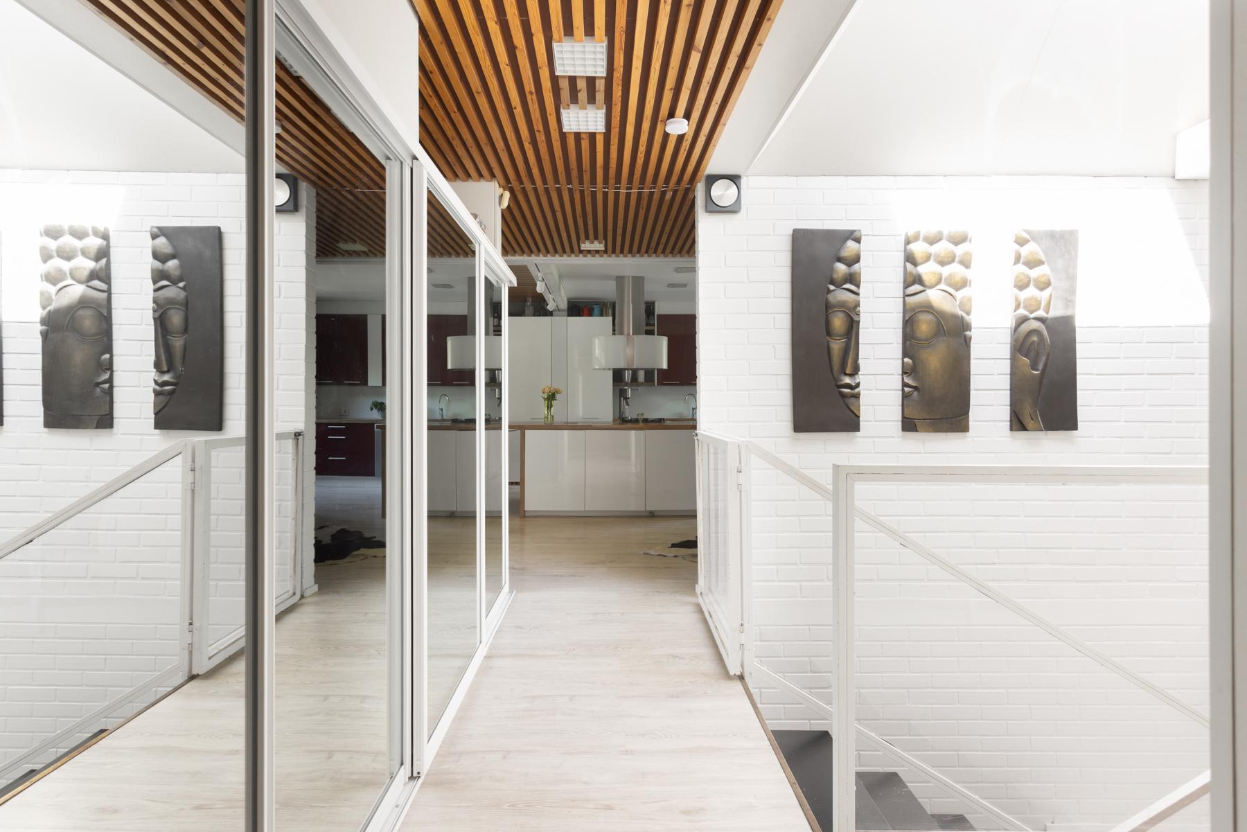 Eteinen - peililiukuovikomerot