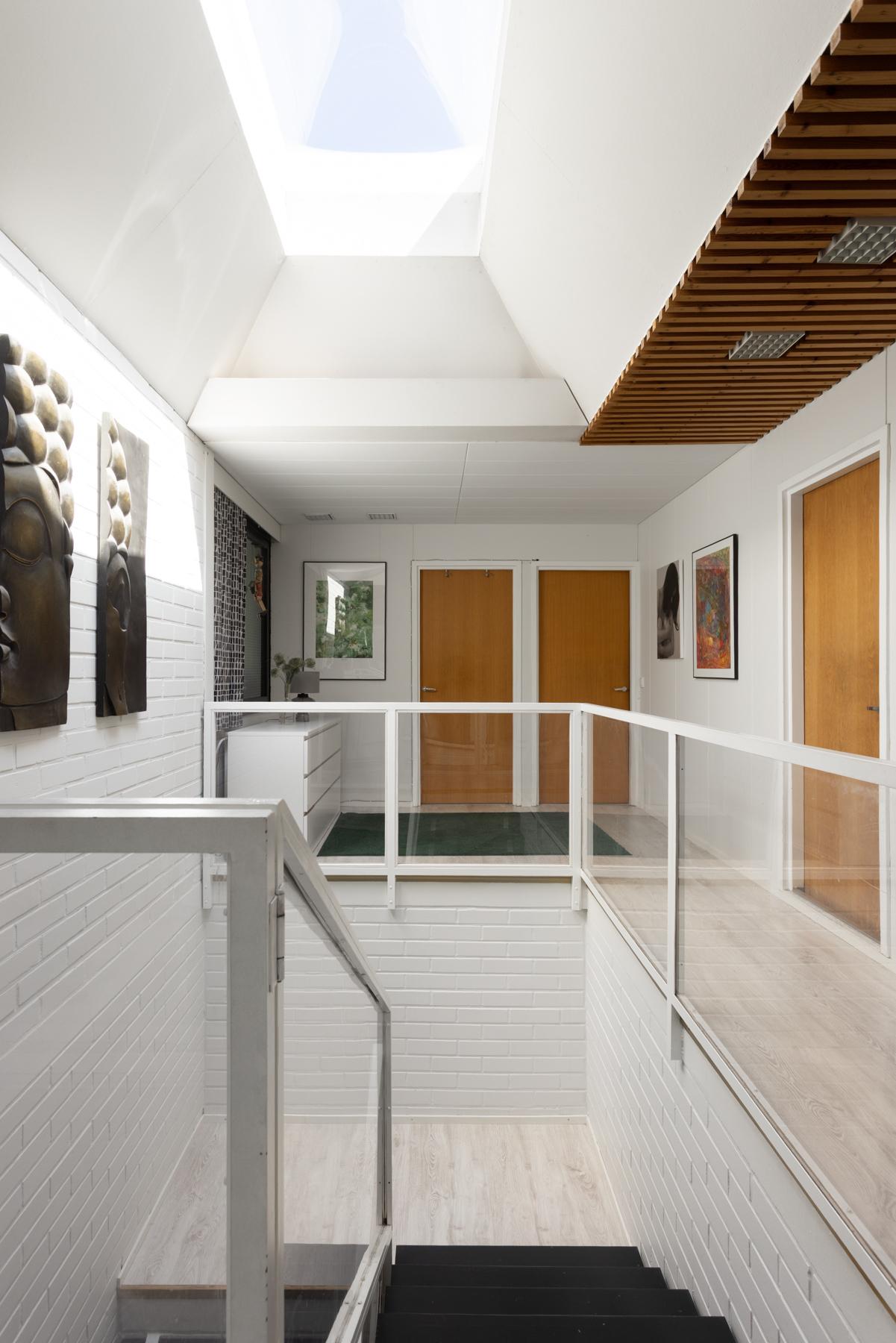 Yk: Portaat alakertaan - taustalla Mh2 ja Mh3