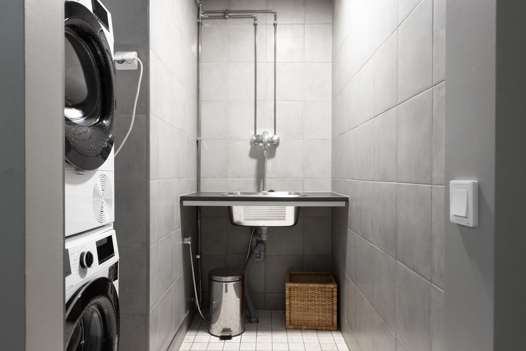 Ak: Kodinhoitotila - sis.käynti pihalta on vastapäätä. Sopii hyvin vaikka lemmikin pesuun