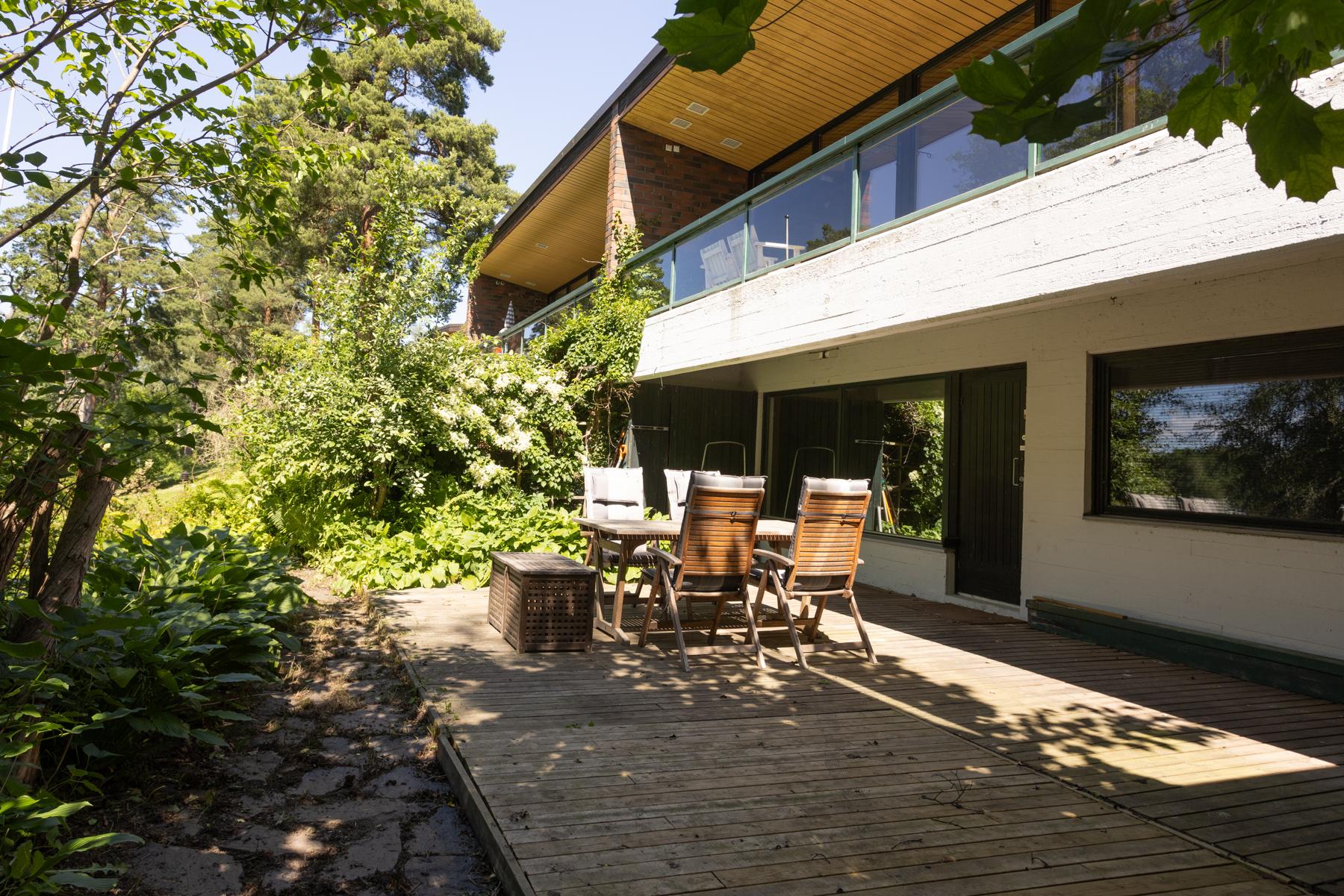 Takapihan patio on merelle päin - yhdessäoloon ja rentoutumiseen