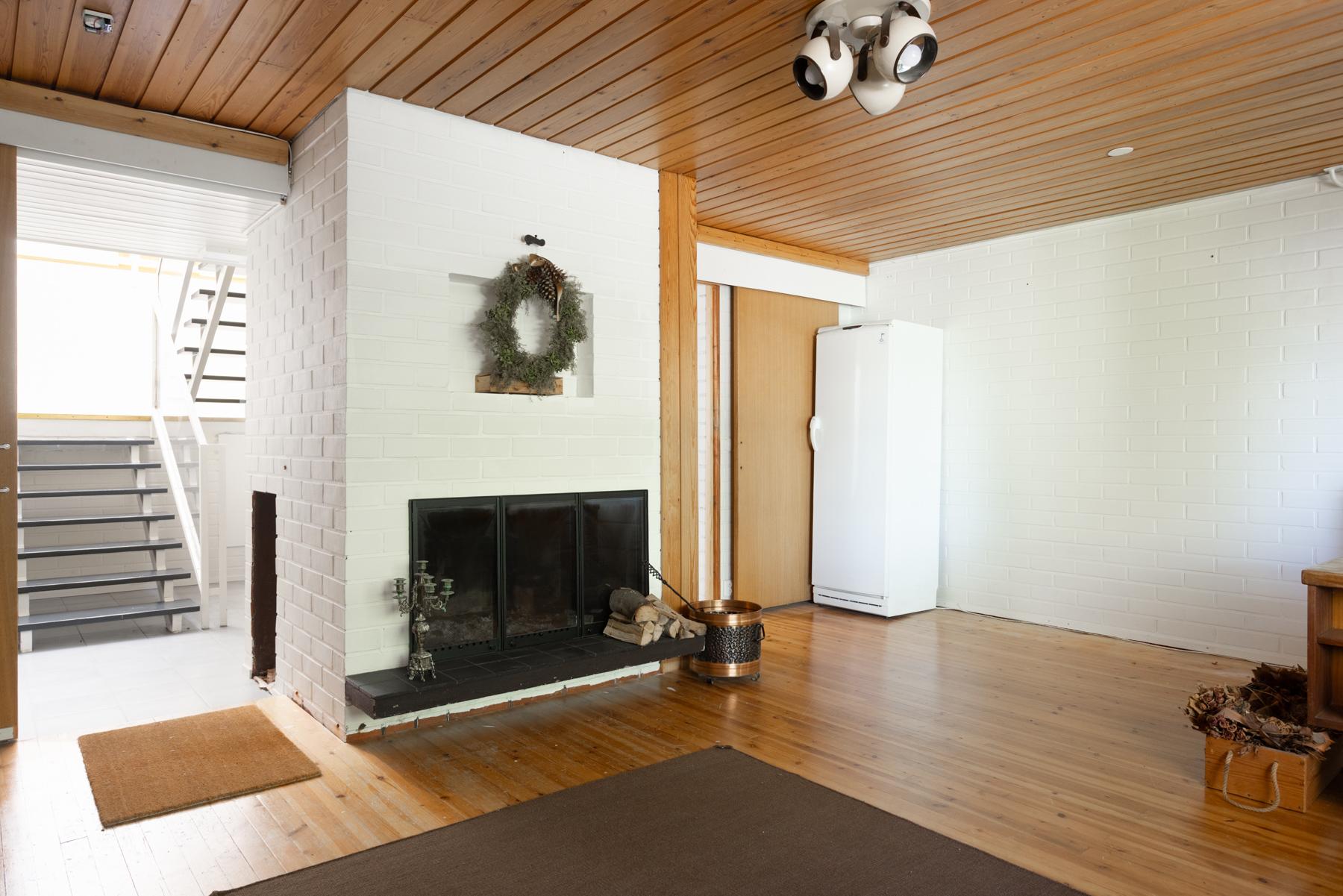 Ak: Takkahuone, jossa kaksi isoa ikkuna ja kaksi eril. sisäänkäyntiä