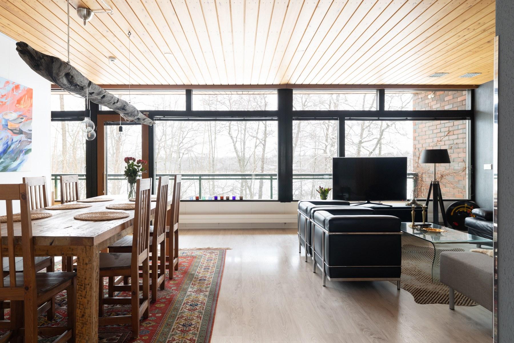 Tilava ja avoin olohuone, ruokailutila - parvekkeelta hienot merinäkymät