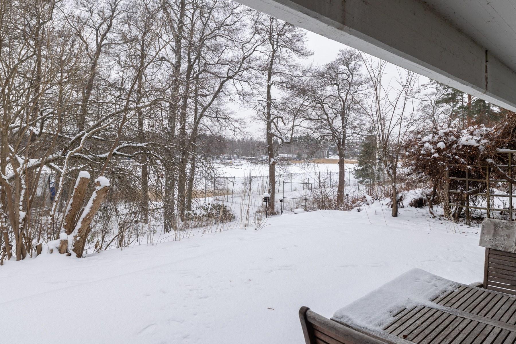 Takapihan patio on merelle päin