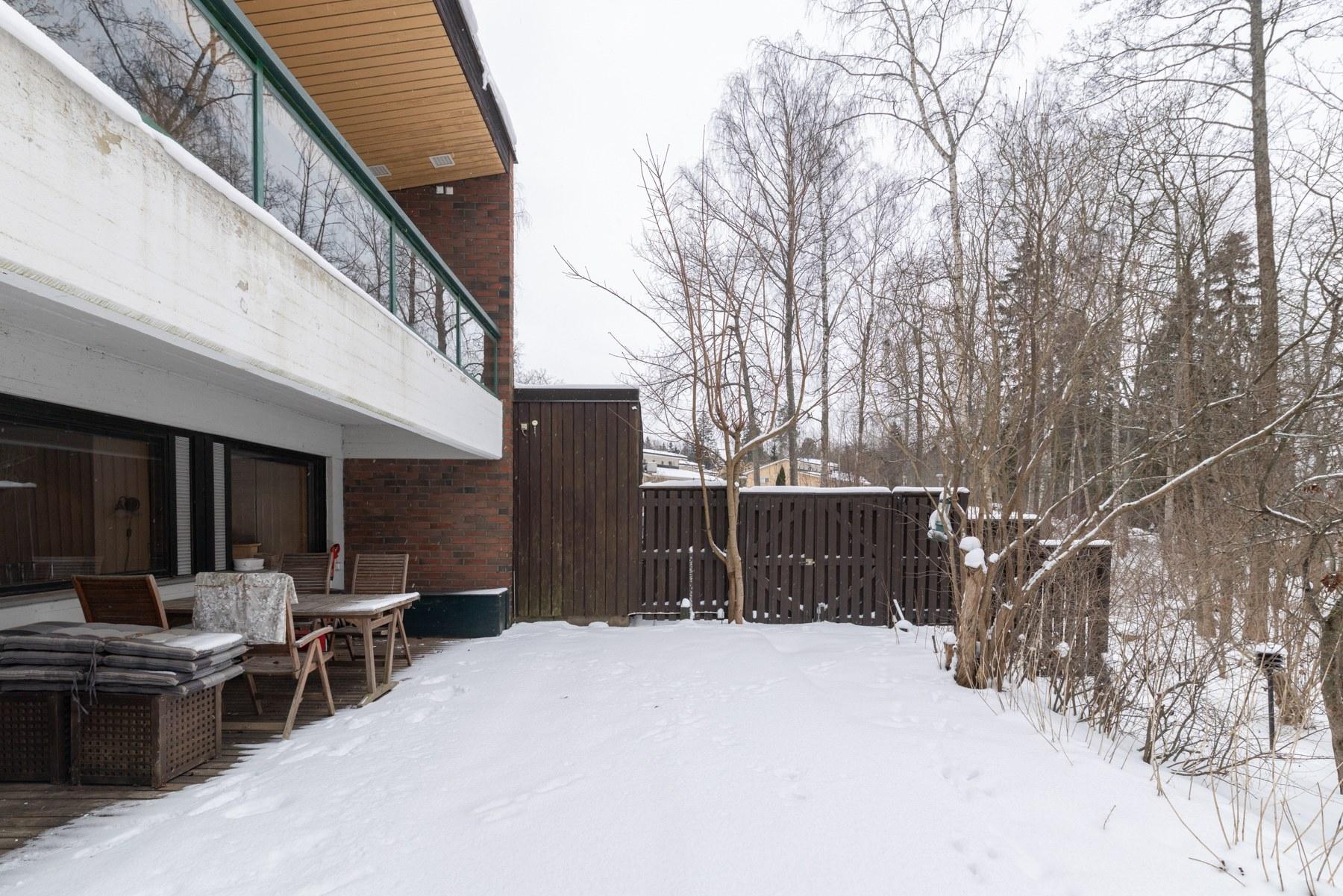 Takapihan patio on merelle päin - yhdessäoloon ja rentoutumiseen