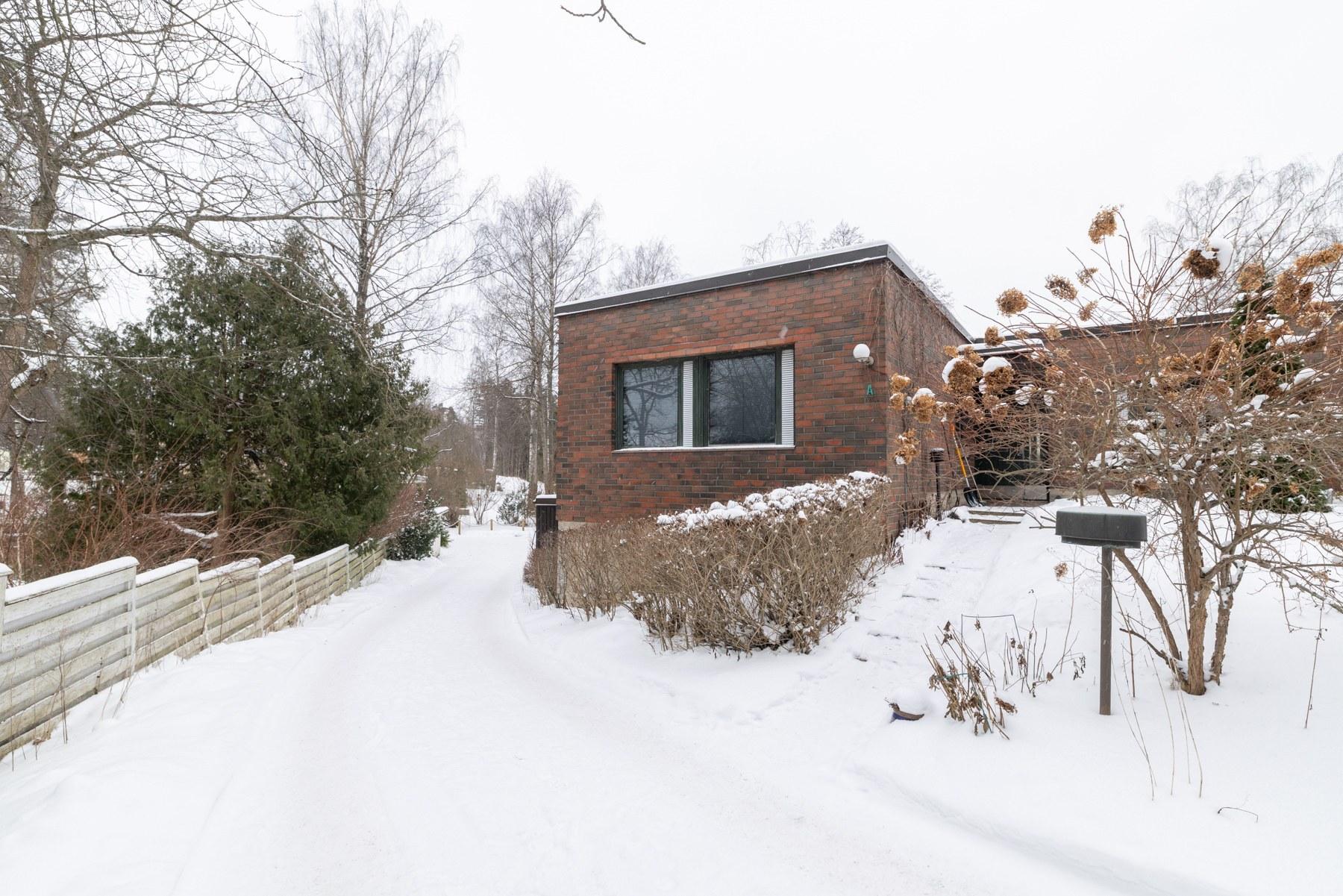 Kulku pääsisäänkäynnille