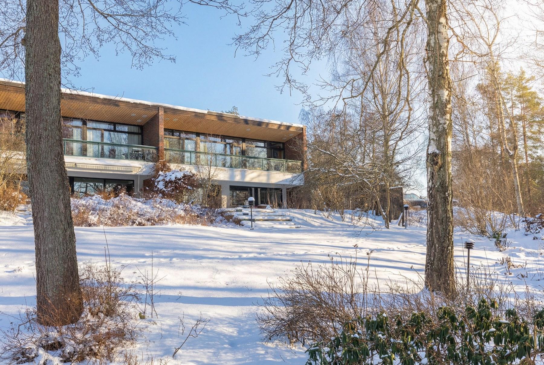 Asunnon ja taloyhtiön merenpuoleista piha-aluetta