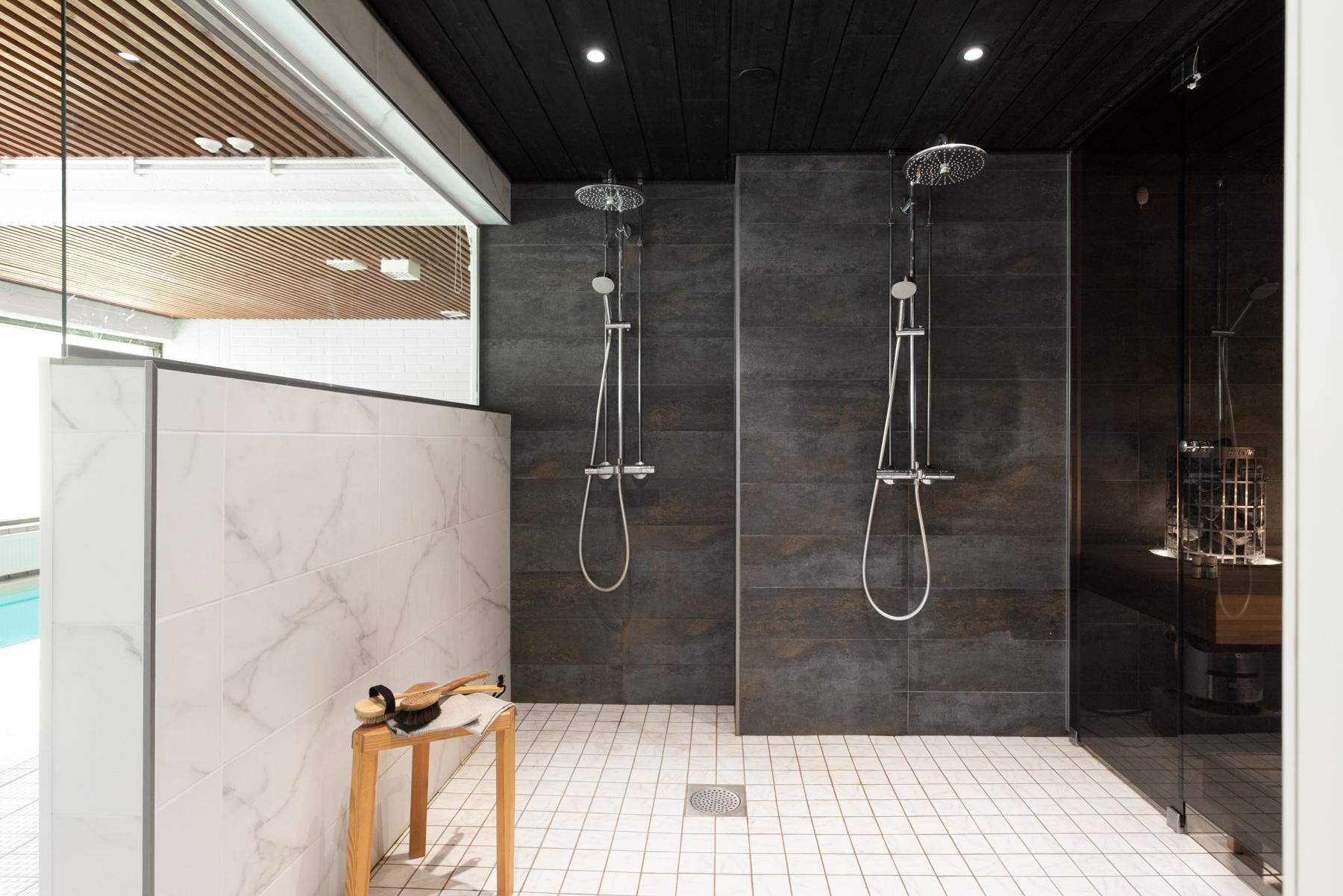 Saunaosasto - pesuhuone, 2 suihkua. Vasemmmalta kulku uima-allastilaan