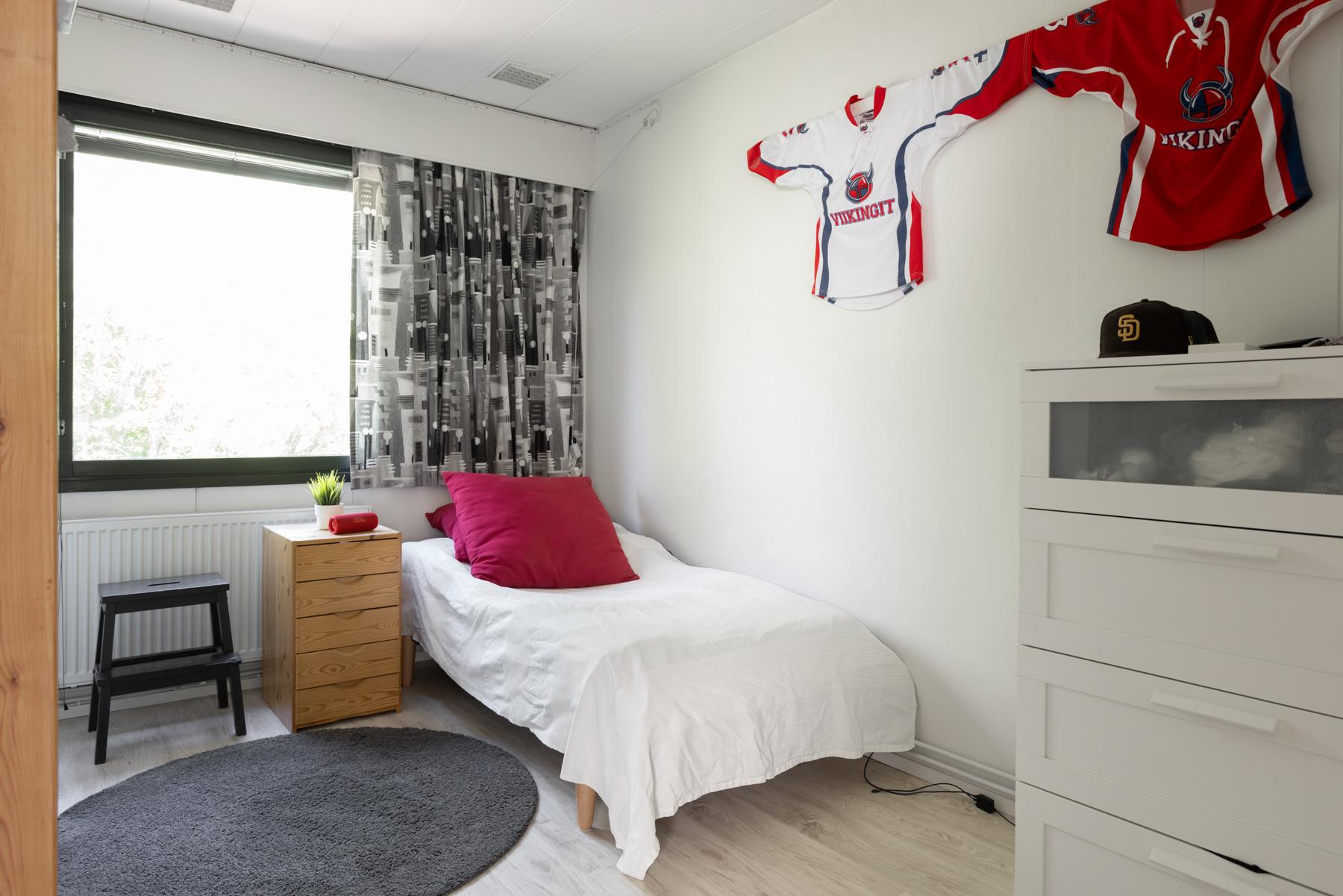 Makuuhuone no.3, jossa oma vaatehuone