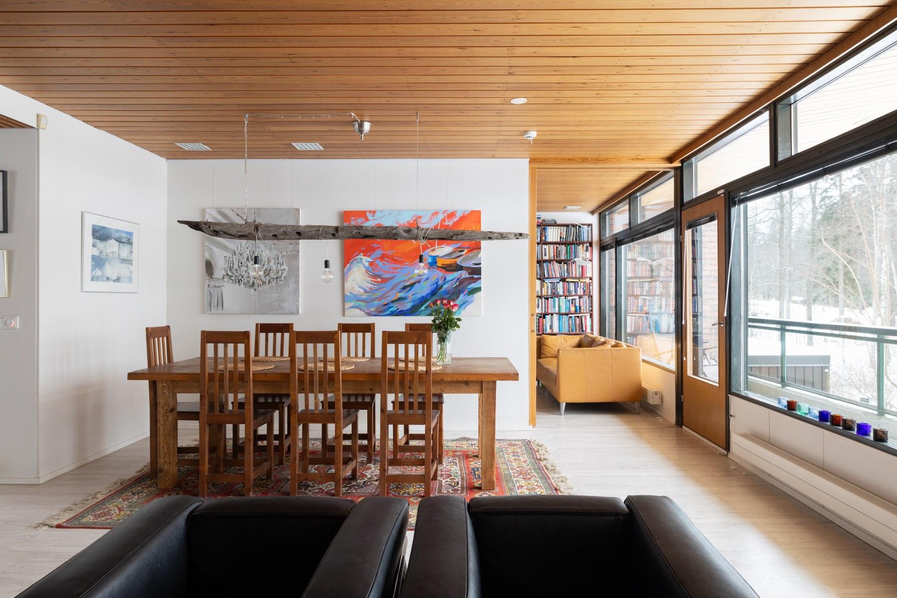 Olohuone-ruokailutila, taustalla Mh1-kirjastohuone