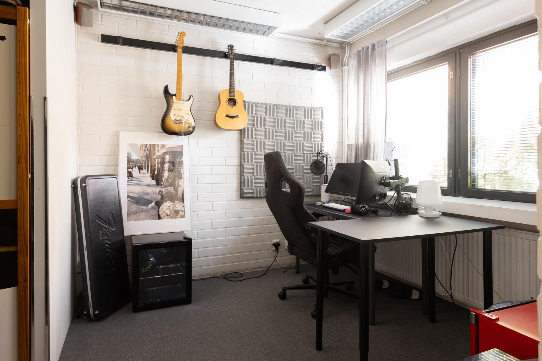 Ak: Työhuone - nikkarointipaja. Vieressä erillinen sisäänkäynti