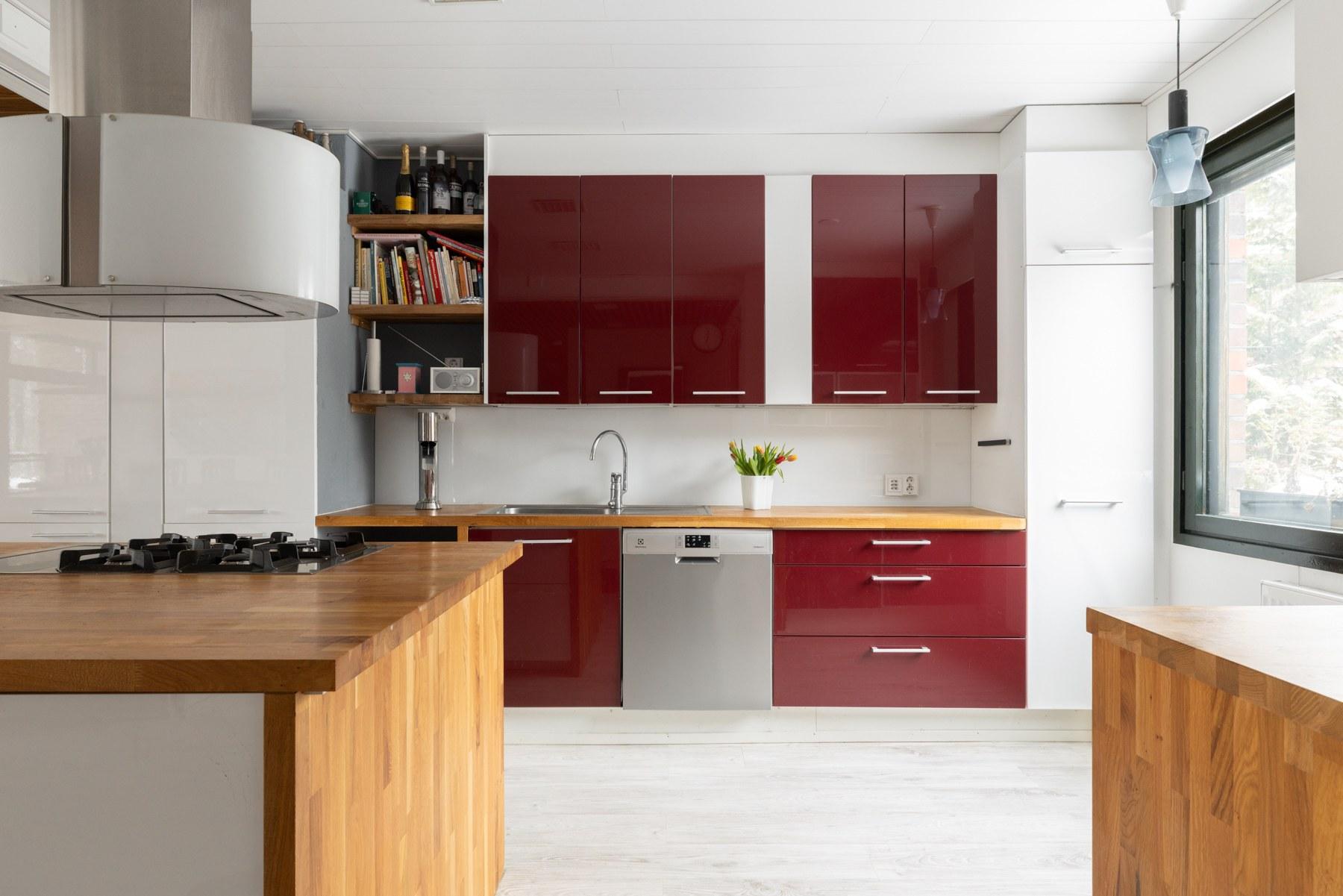 Avokeittiön kaapistoja