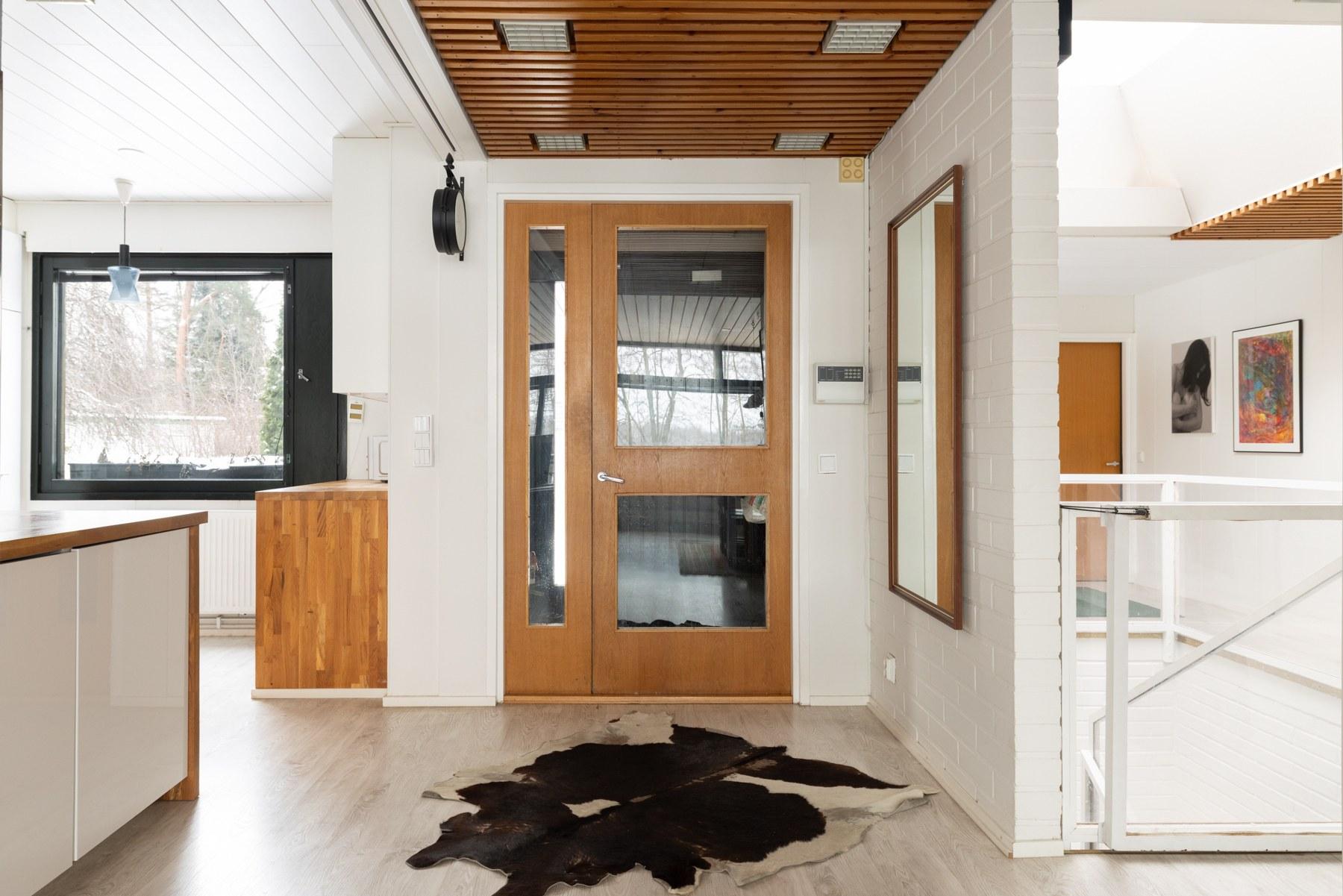 Eteisen sisäänkäynnissä on tyylikäs lasinen väliovi