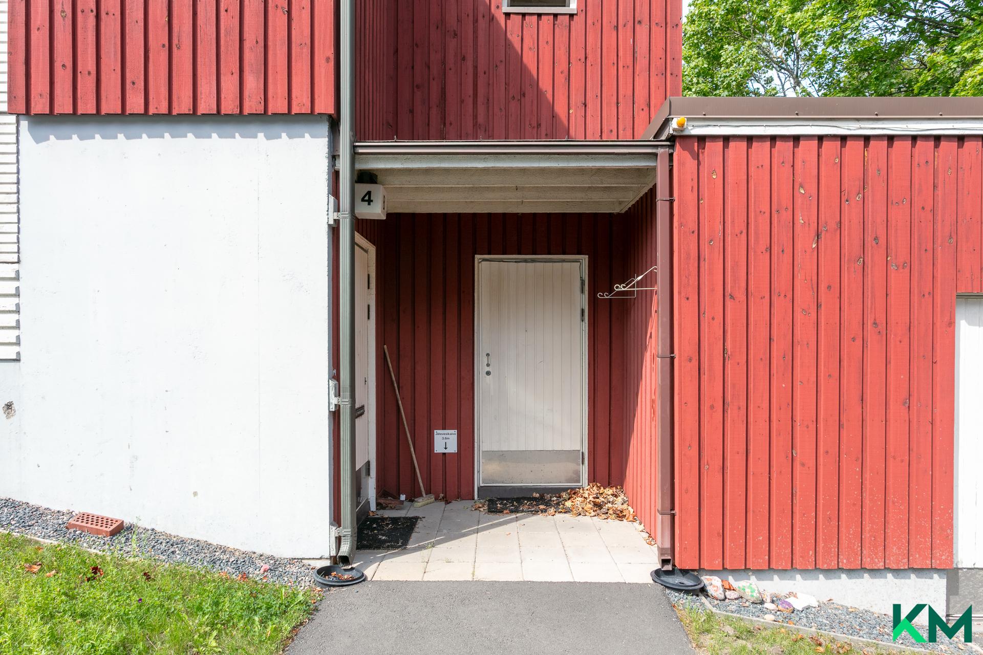 Sisäänkäynnin vieressä asunnon varasto