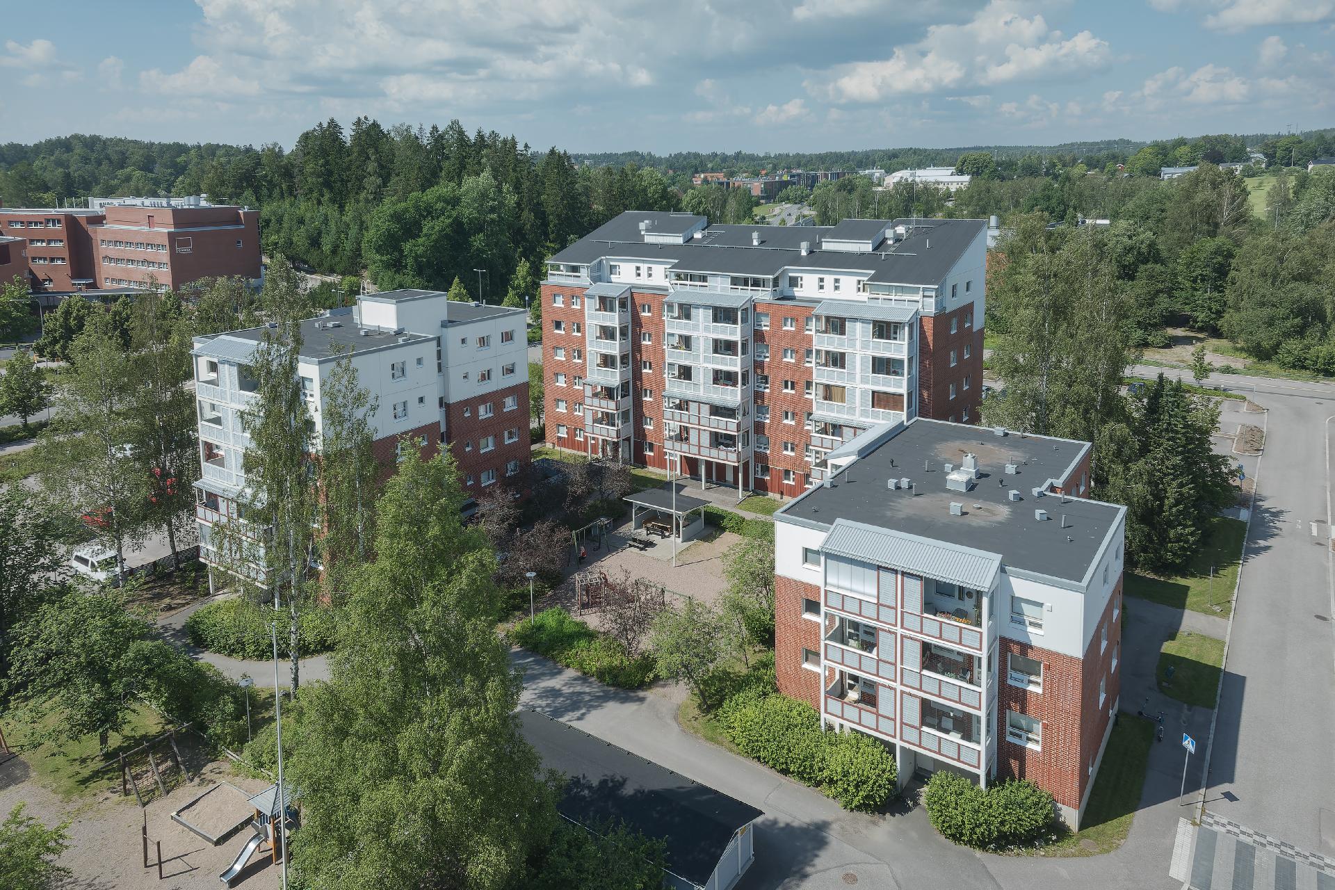 Läheltä löytyy uimahalli, asema ja kaksi kauppakeskusta