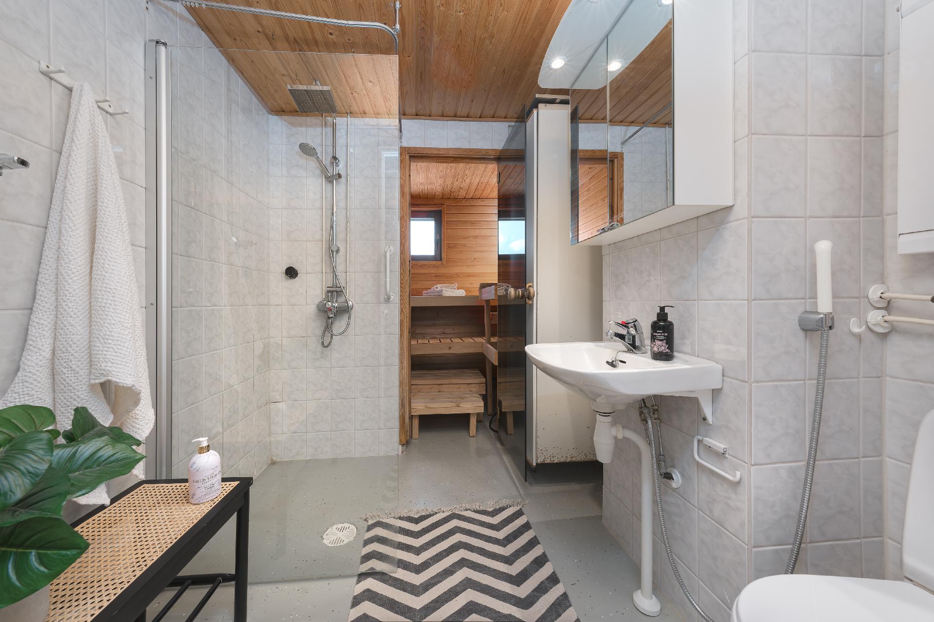 Kylpyhuone on tilava ja toimiva