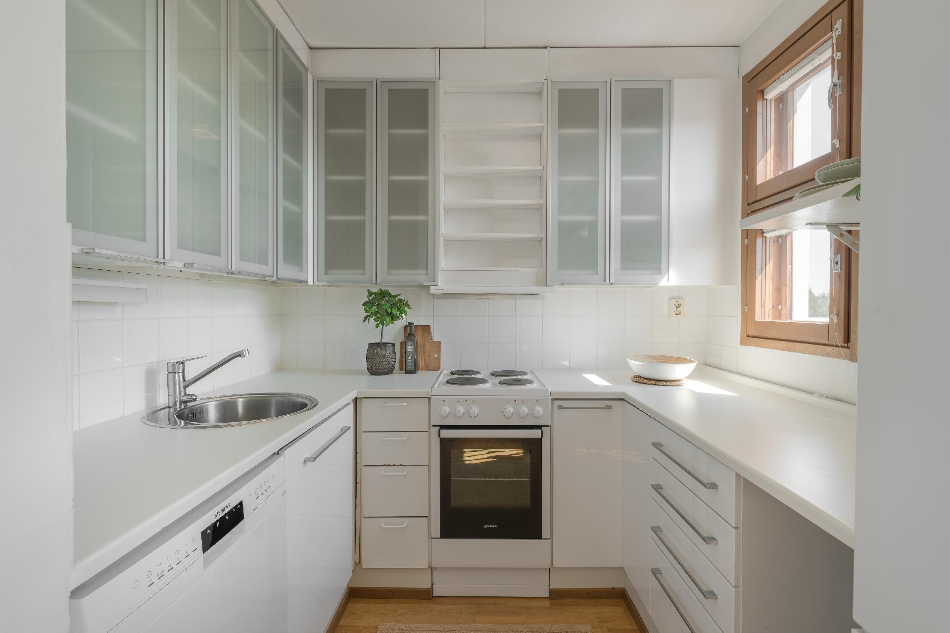 Keittiössä on hyvin taso- ja kaappitilaa