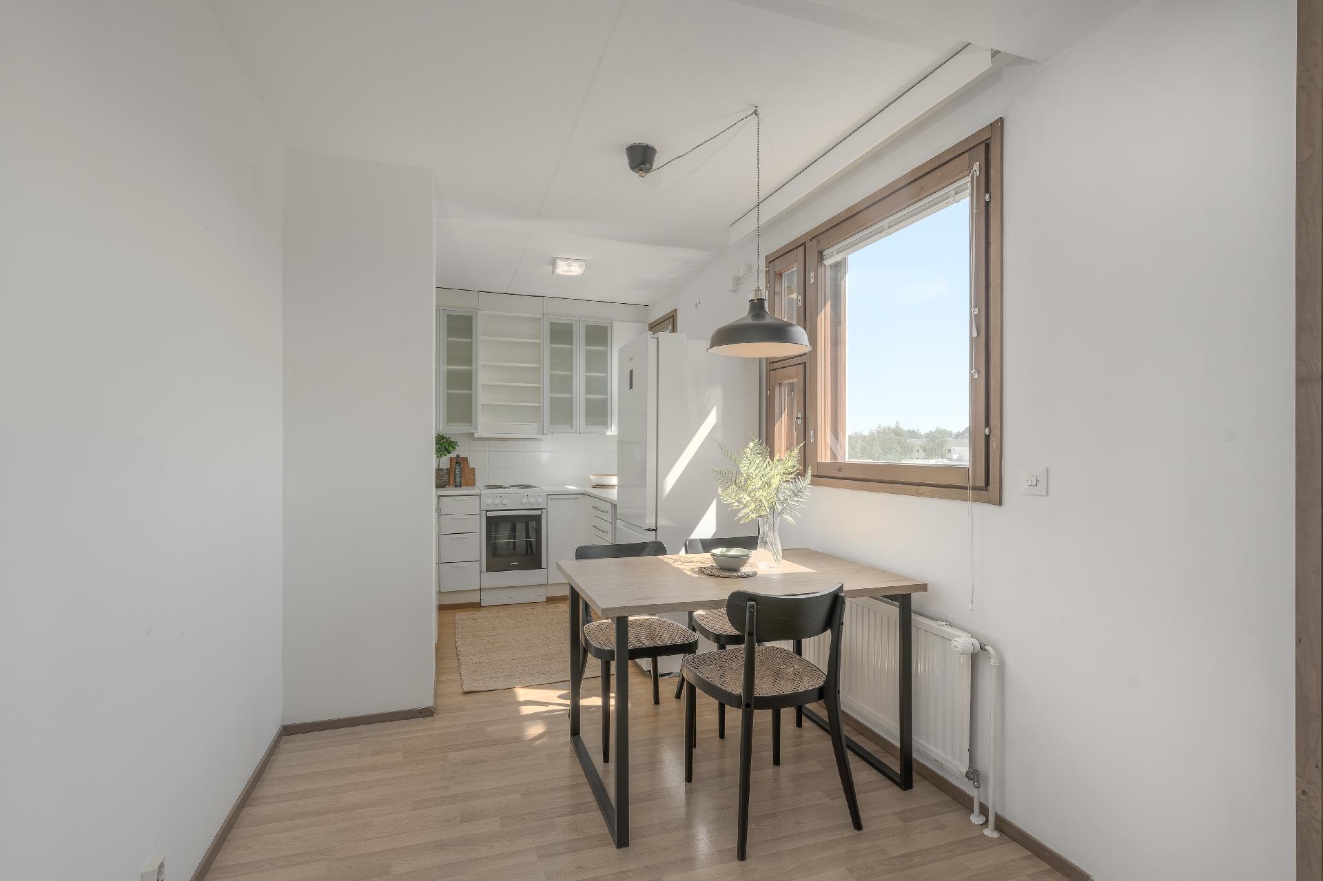 Pöydälle löytyy paikka olohuoneen ja keittiön välistä