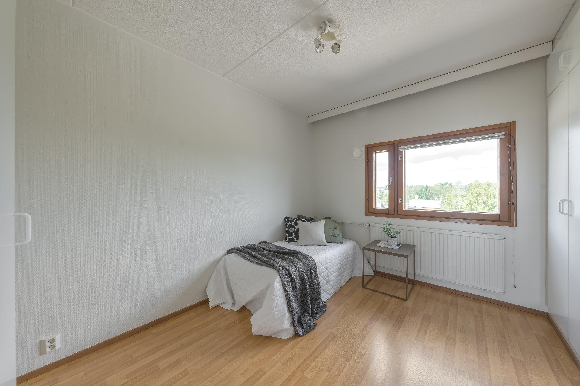 Ja niissä on hyvin kaappitilaa