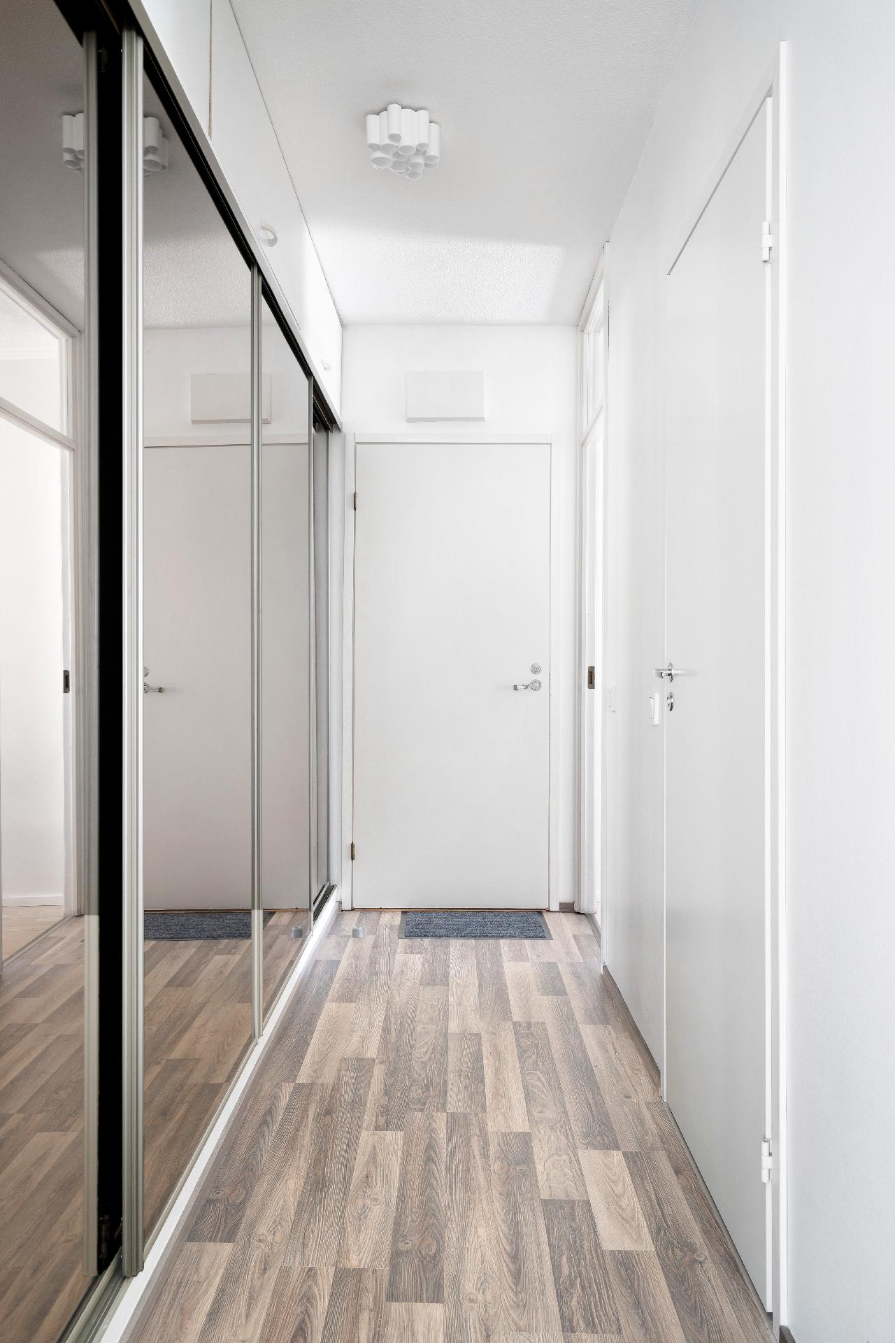 Eteisessä koko seinän mitalta säilytystilaa