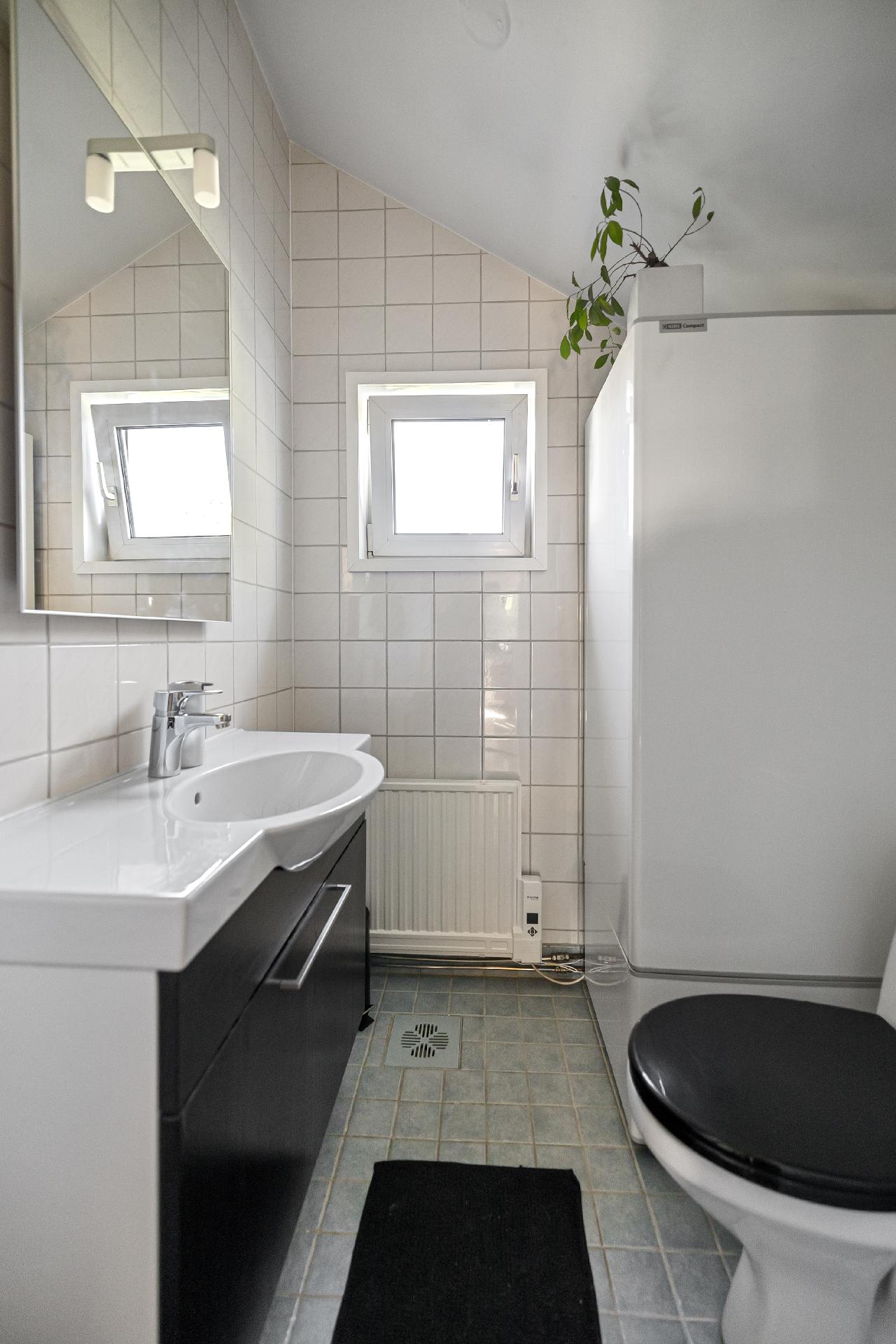 Yläkerran erillinen wc