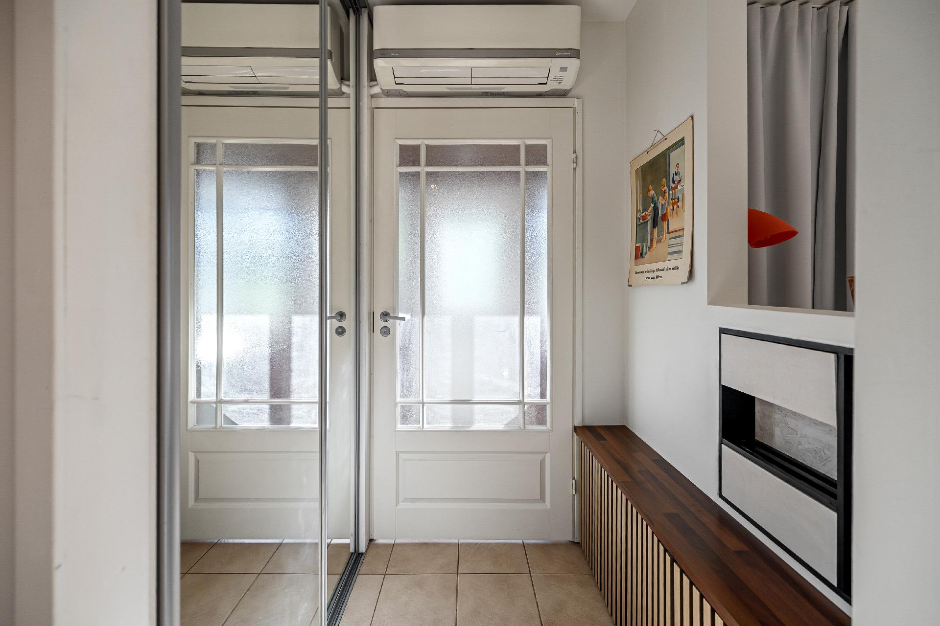 Eteisessä on kaapistot sekä ilmalämpöpumppu