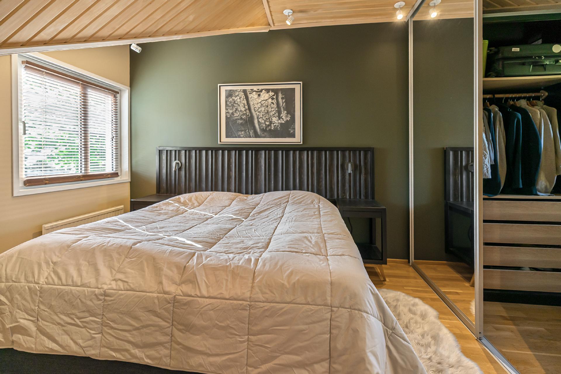 Yksi makuuhuoneista on jaettu liukuovin