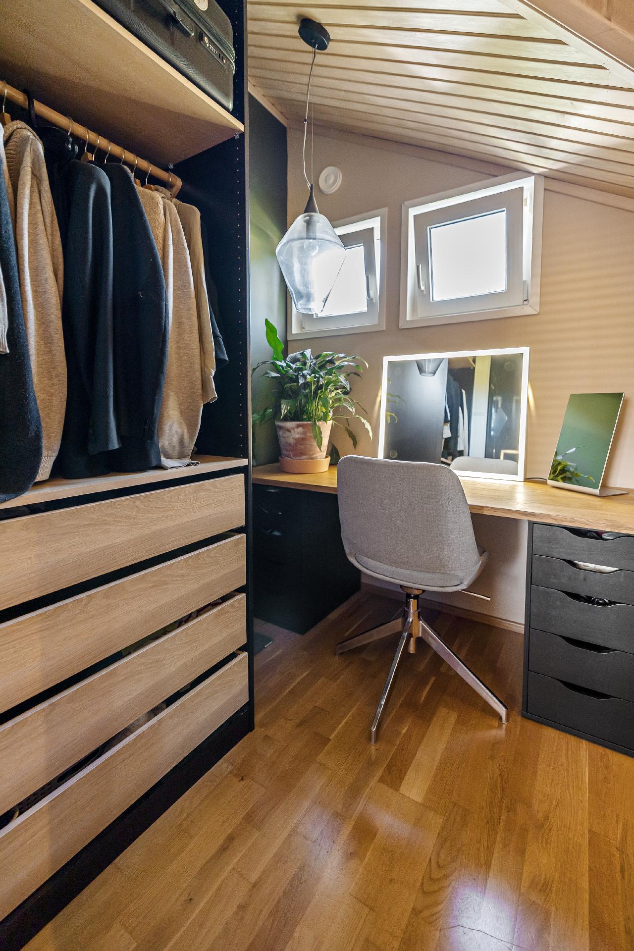 Liukuovet kätkevät taakseen säilytystilat sekä tarvittaessa paikan työpisteelle