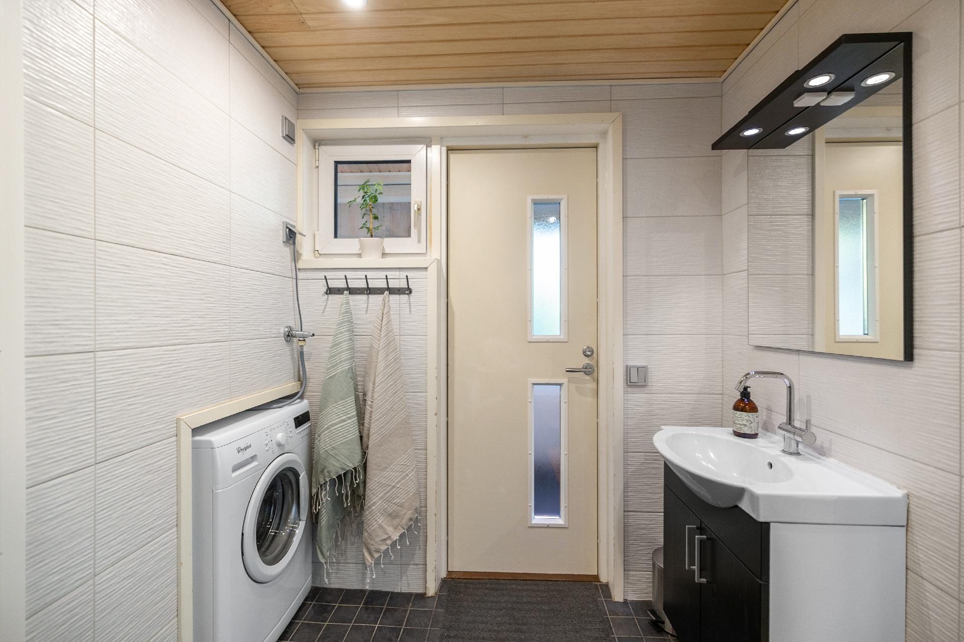 Kylpyhuoneesta käynti terassille ja takapihalle