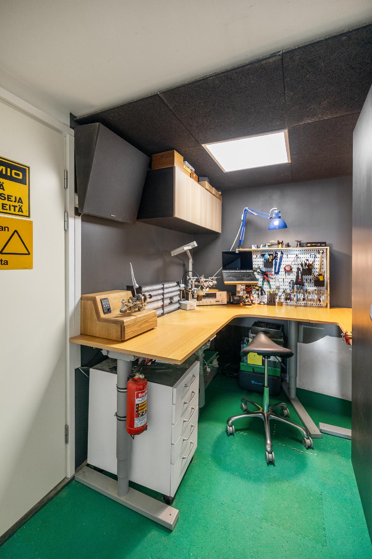 Verstas/varastotilaa, josta on suora kulku autotalliin