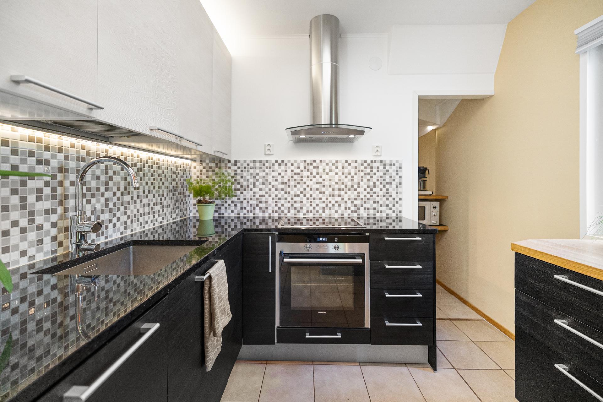 Puustellin tumma keittiö